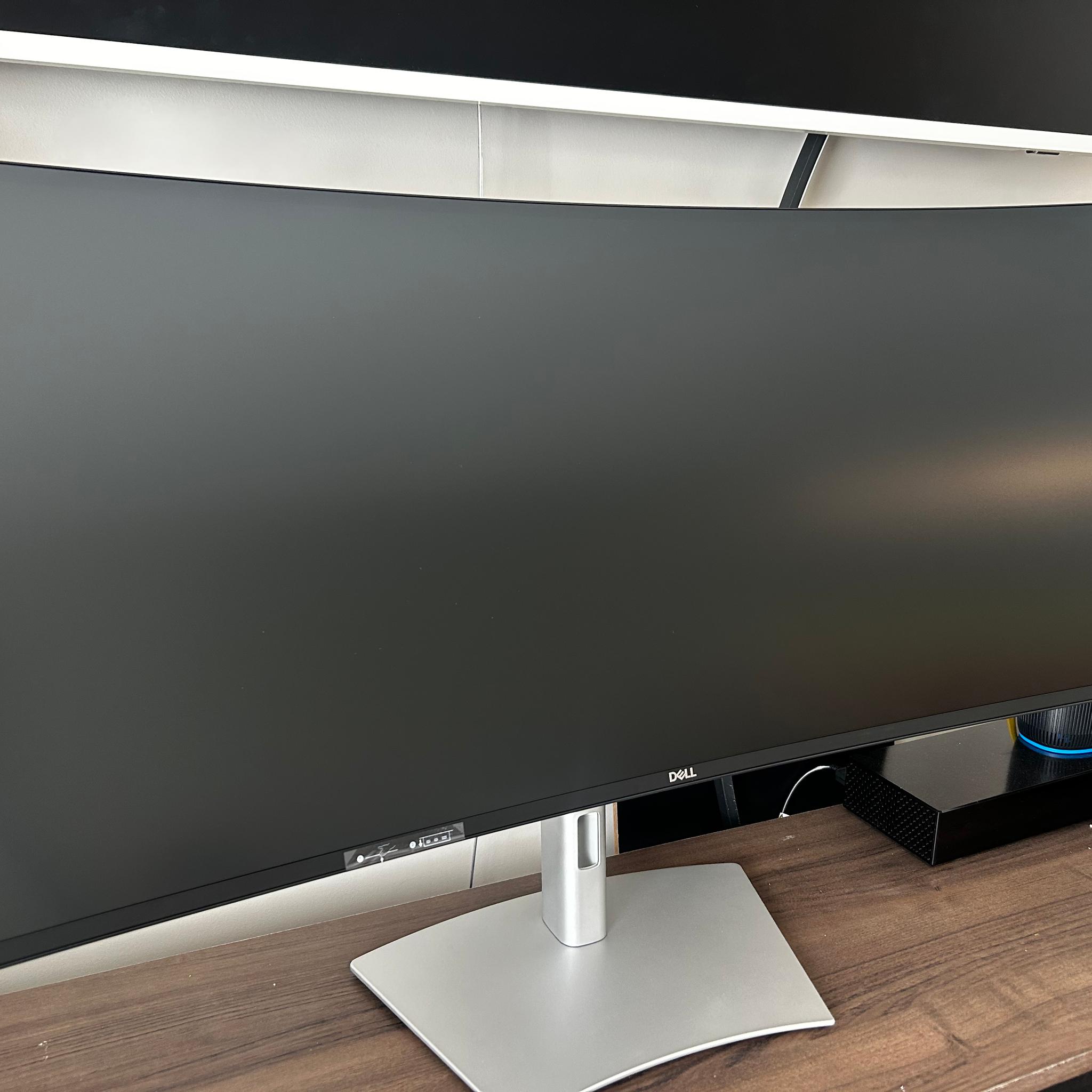 BRAND NEW Dell UltraSharp 40” 5K (5120x2160) Curved Thunderbolt Hub Monitor ($2,499 MSRP)  (U4025QW)