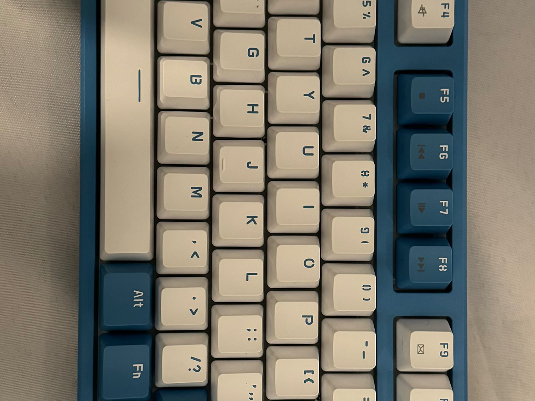 "White Hell" 7700, RX 7900XT, all amd pc with 32gb ram, WI-FI, and free Blue and White Keyboard