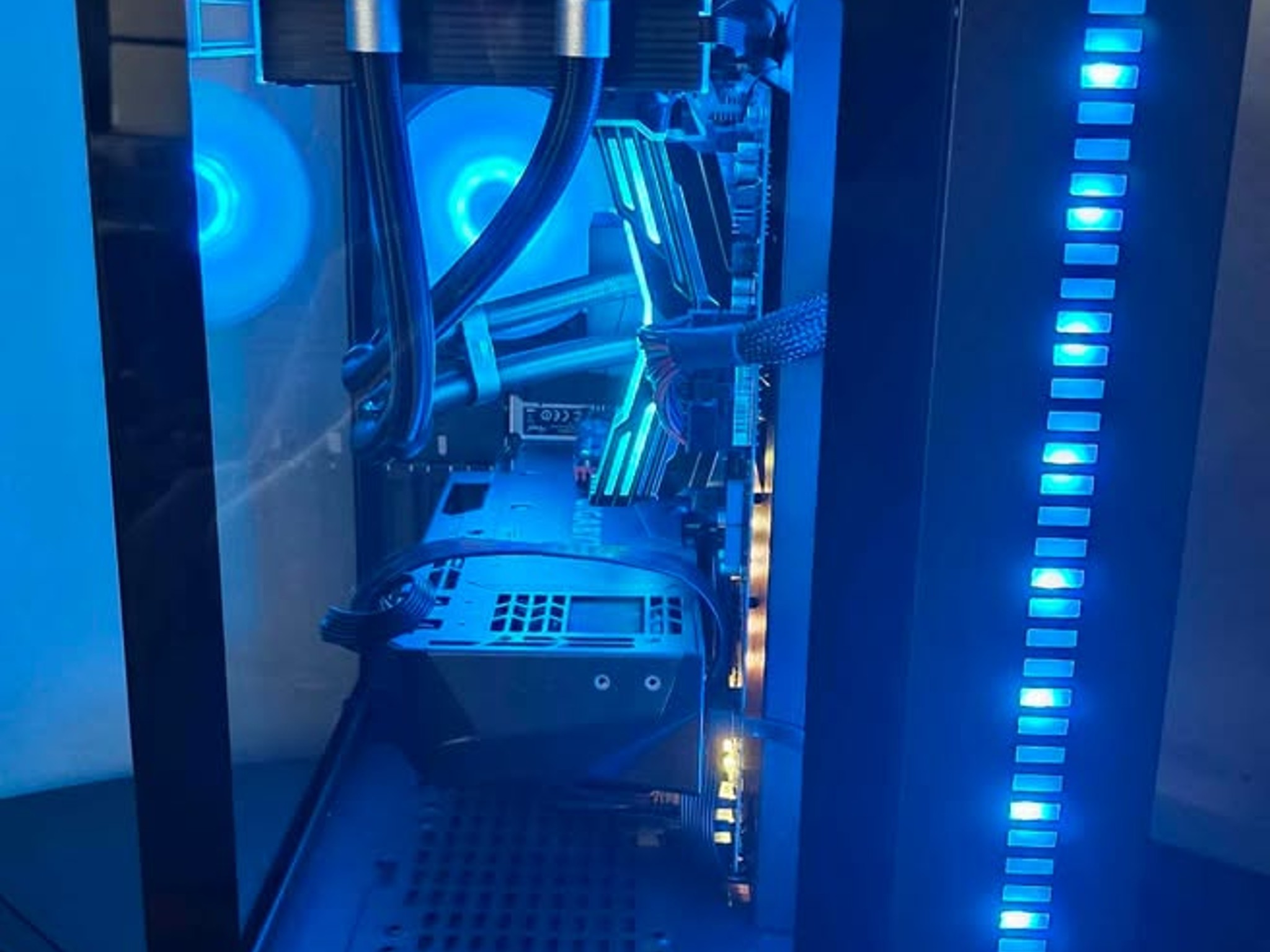 "Tron Battery" Custom Gaming PC Ryzen 5700x/RTX 3080 12GB