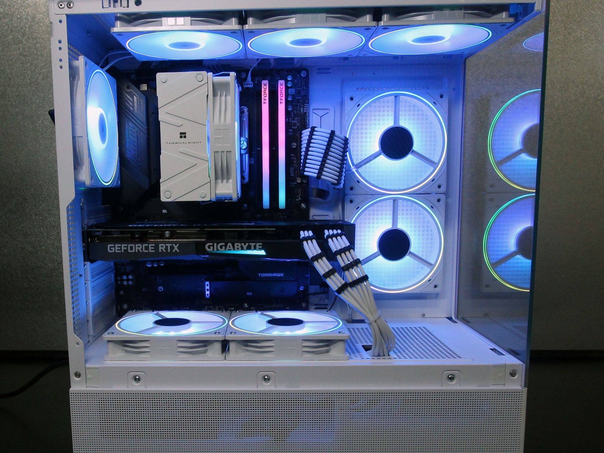 White Gaming PC / AMD Ryzen 5 7600X / RTX 3070 / 32GB / 1TB / Windows 10 Pro