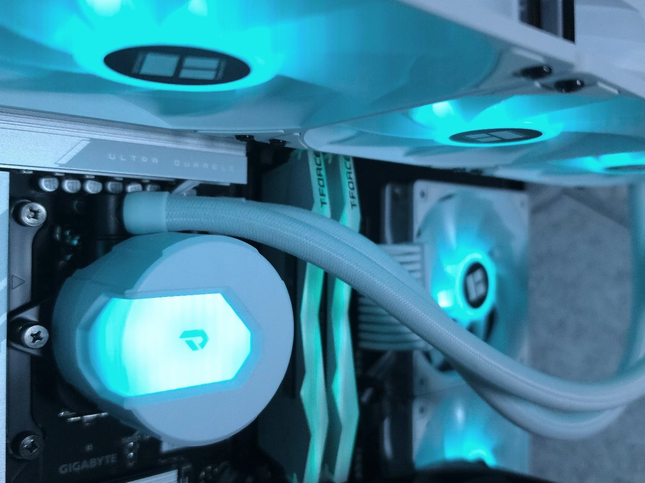RTX 4070 Ti Super 💚 Core Ultra 7 265F