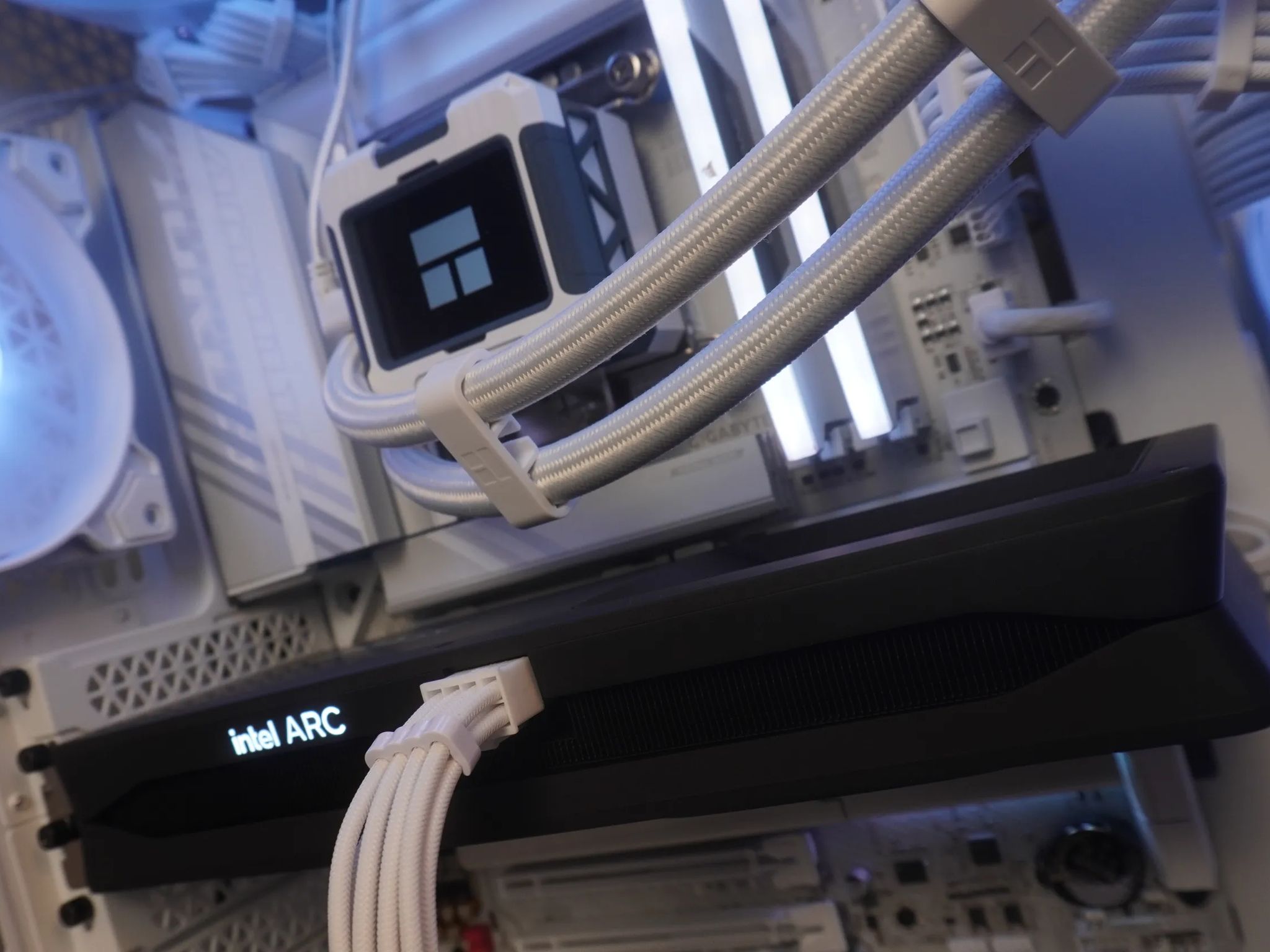 ❄🤍ARCTIC🤍❄ 1440p Gaming/Productivity BEAST 💙Arc B580 💙Ultra 7 265k | 32GB | WIFI