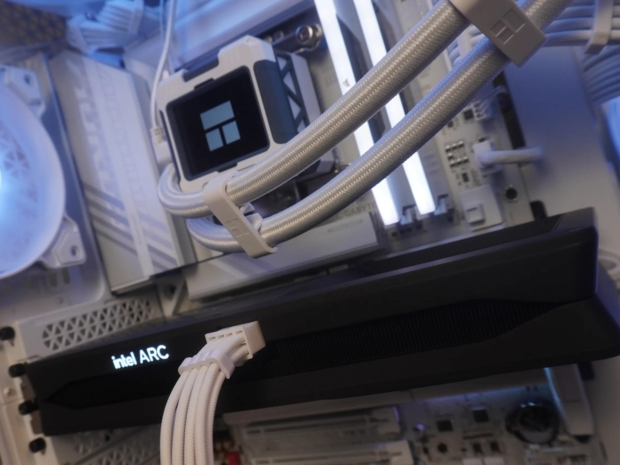 ❄🤍ARCTIC🤍❄ 1440p Gaming/Productivity BEAST 💙Arc B580 💙Ultra 7 265k | 32GB | WIFI