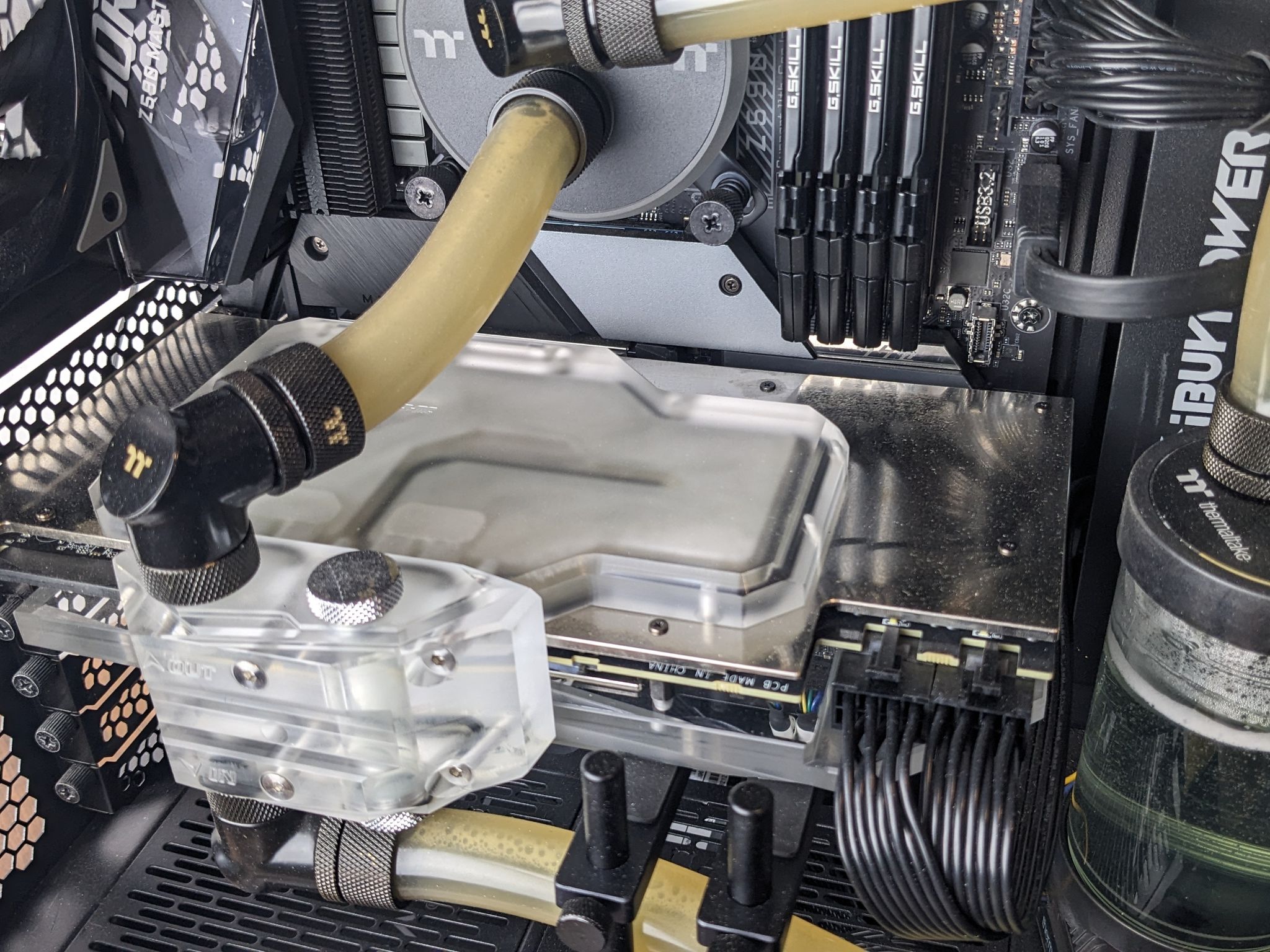 RTX 3090, Custom Watercooled, 11700K, 32GB DDR4 3200, 2TB 3x4 NVMe