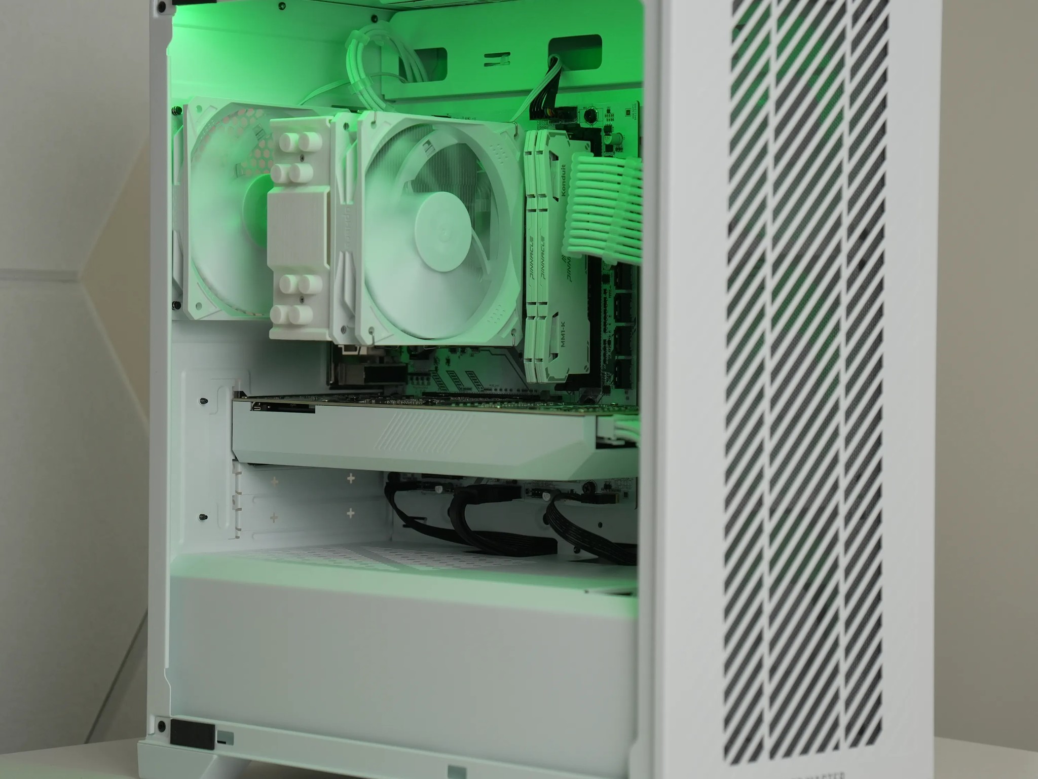 White Beauty Gaming PC | RTX 3070 | Ryzen 5 5600 | 32GB RAM | WIN 11 | WIFI |