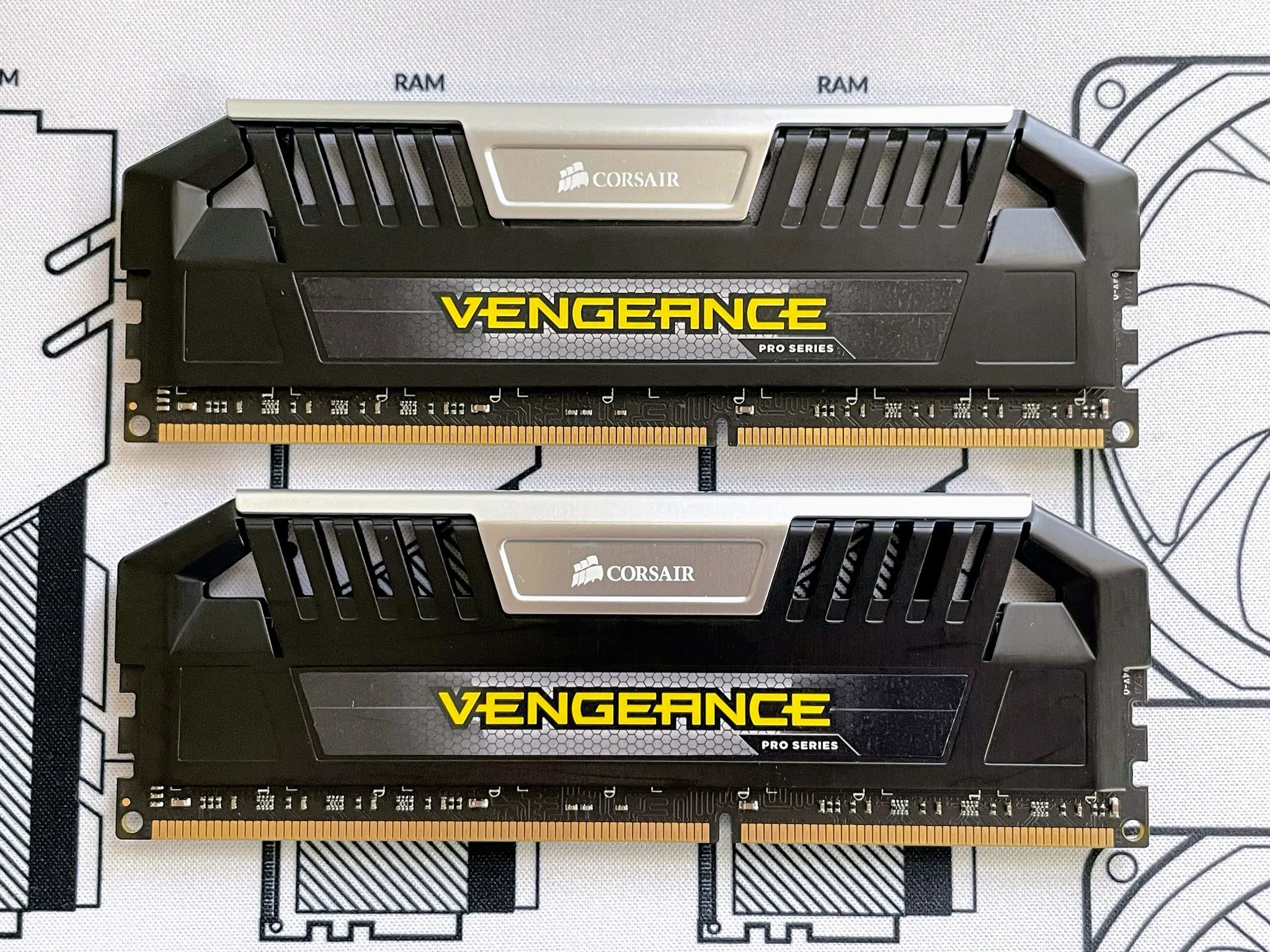 CORSAIR VENGEANCE Pro 16GB Kit (2x8GB) 2400 MHz DDR3 CL 11-13-13-31 (CMY16GX3M2A2400C11) RAM MEMORY