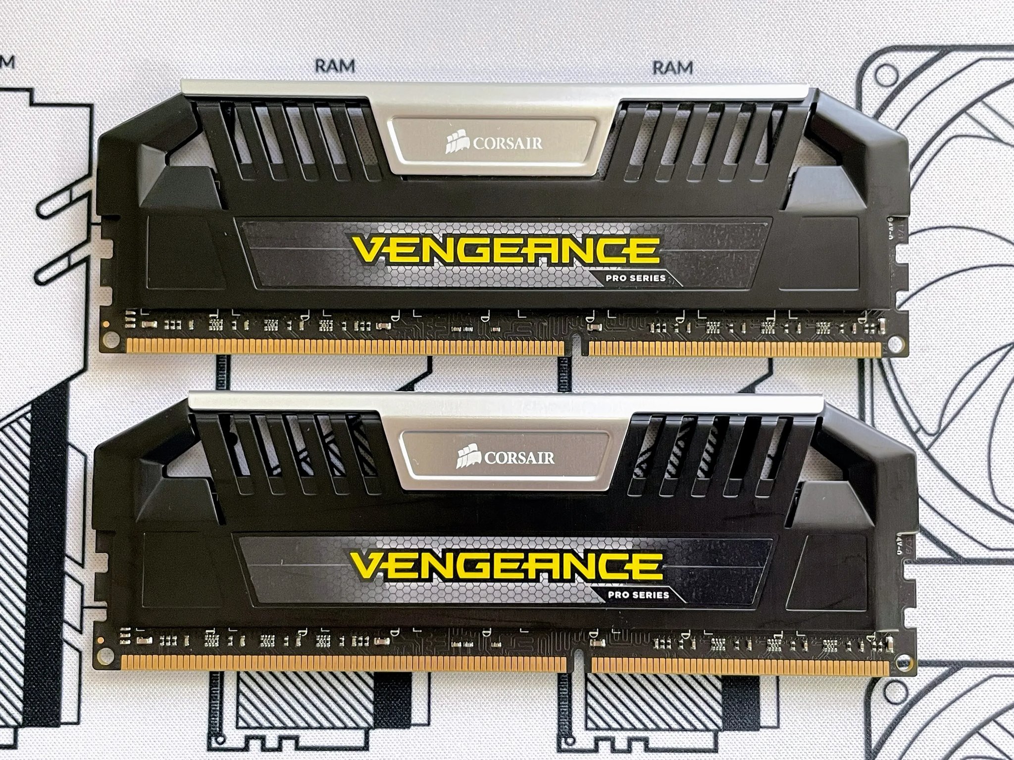 CORSAIR VENGEANCE Pro 16GB Kit (2x8GB) 2400 MHz DDR3 CL 11-13-13-31 (CMY16GX3M2A2400C11) RAM MEMORY