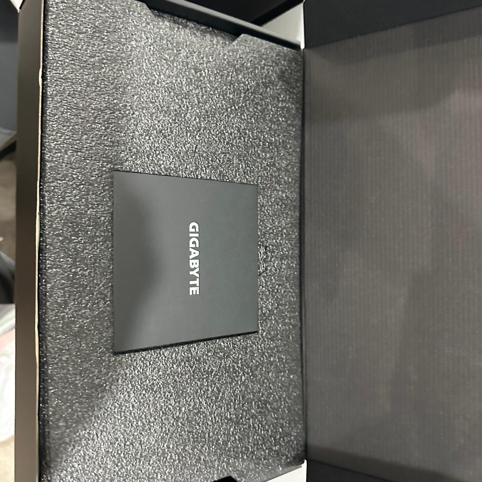 GIGABYTE GeForce RTX 5080 WINDFORCE SFF 16G