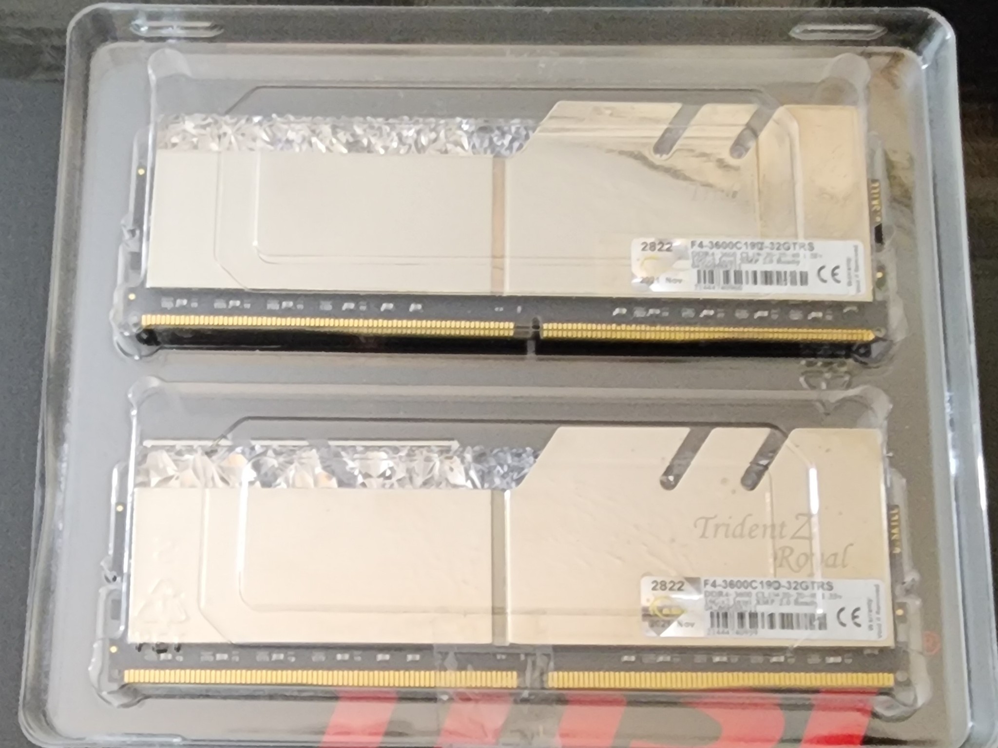 G.SKILL F4-3600C19D-32GTRS Trident Z Royal DDR4-3600 CL19-20-20-40 1.35V 32GB (2x16GB) ARGB
