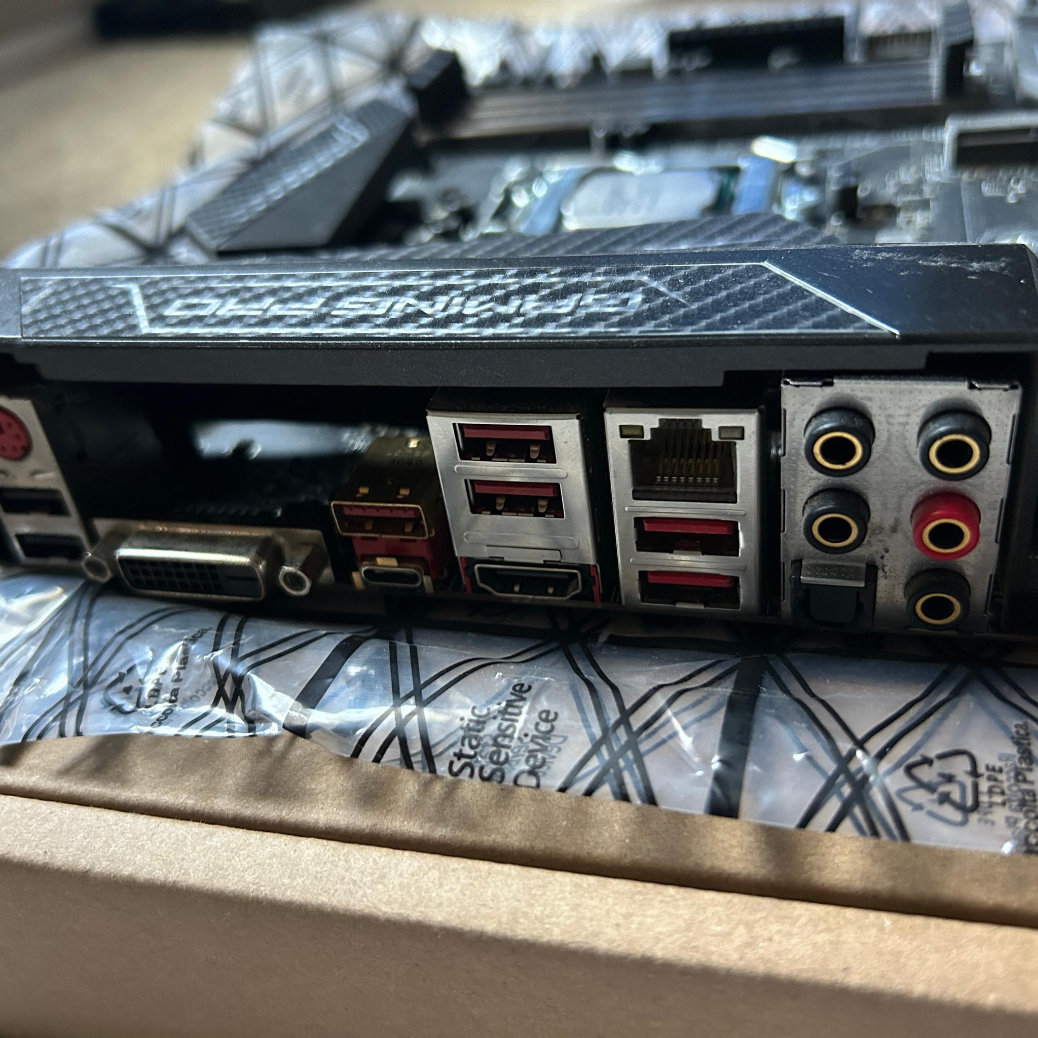 MSI Z270 GAMING PRO CARBON ATX LGA1151 DDR4 Motherboard w/ i7-7700K