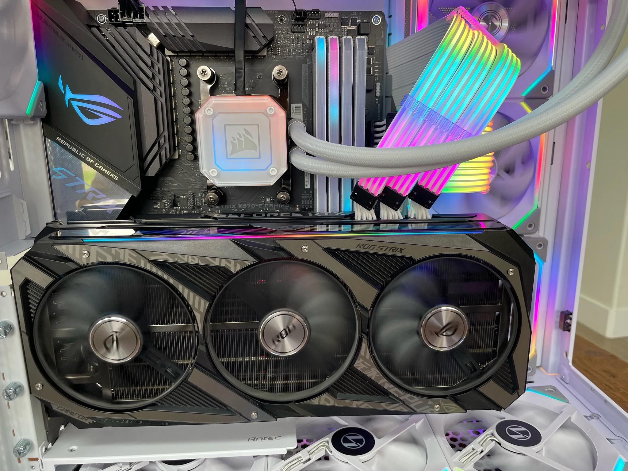 White Beast: RTX 3090 STRIX 24GB, Ryzen 9 5900X, 32GB DDR4 3600MHz Corsair Vengeance RAM, 5TB