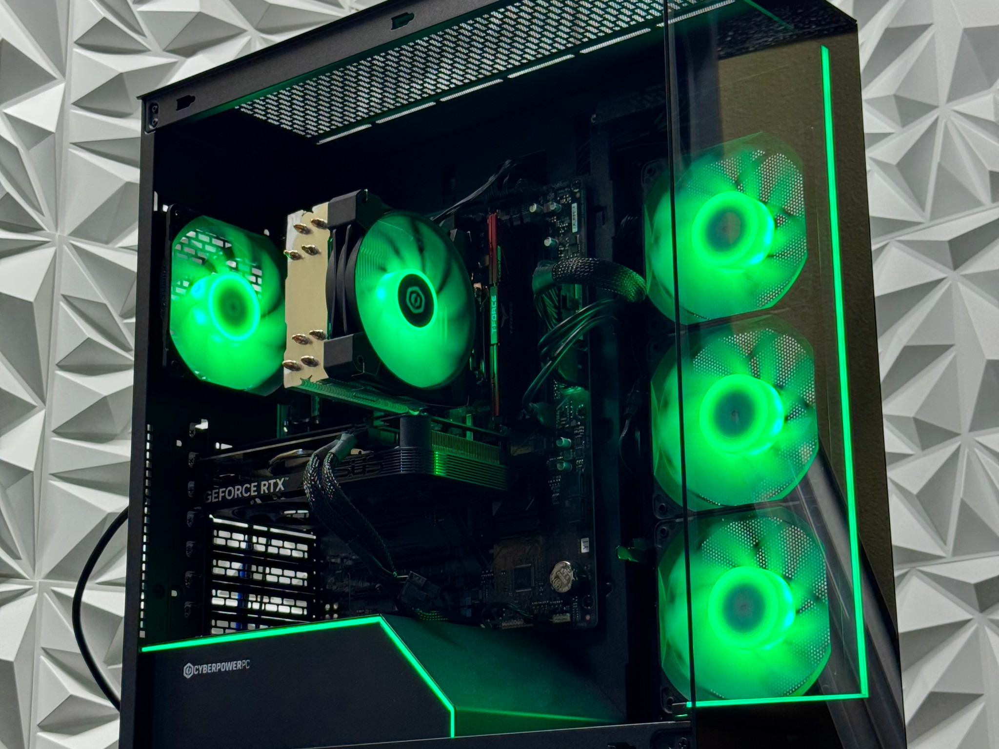 Ryzen 7 8700F / 16GB 6000MHz DDR5 / RTX 4060 / 500GB Crucial SSD / windows 11 home