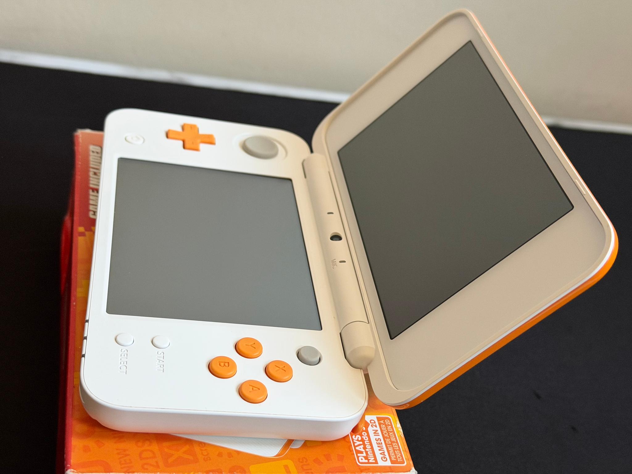 Nintendo 2DS XL – White/Orange ( Pristine Screens & Great Buttons!)