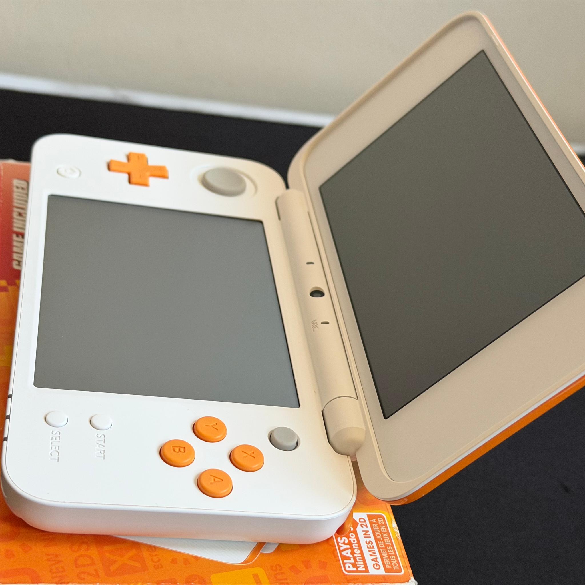 Nintendo 2DS XL – White/Orange ( Pristine Screens & Great Buttons!)