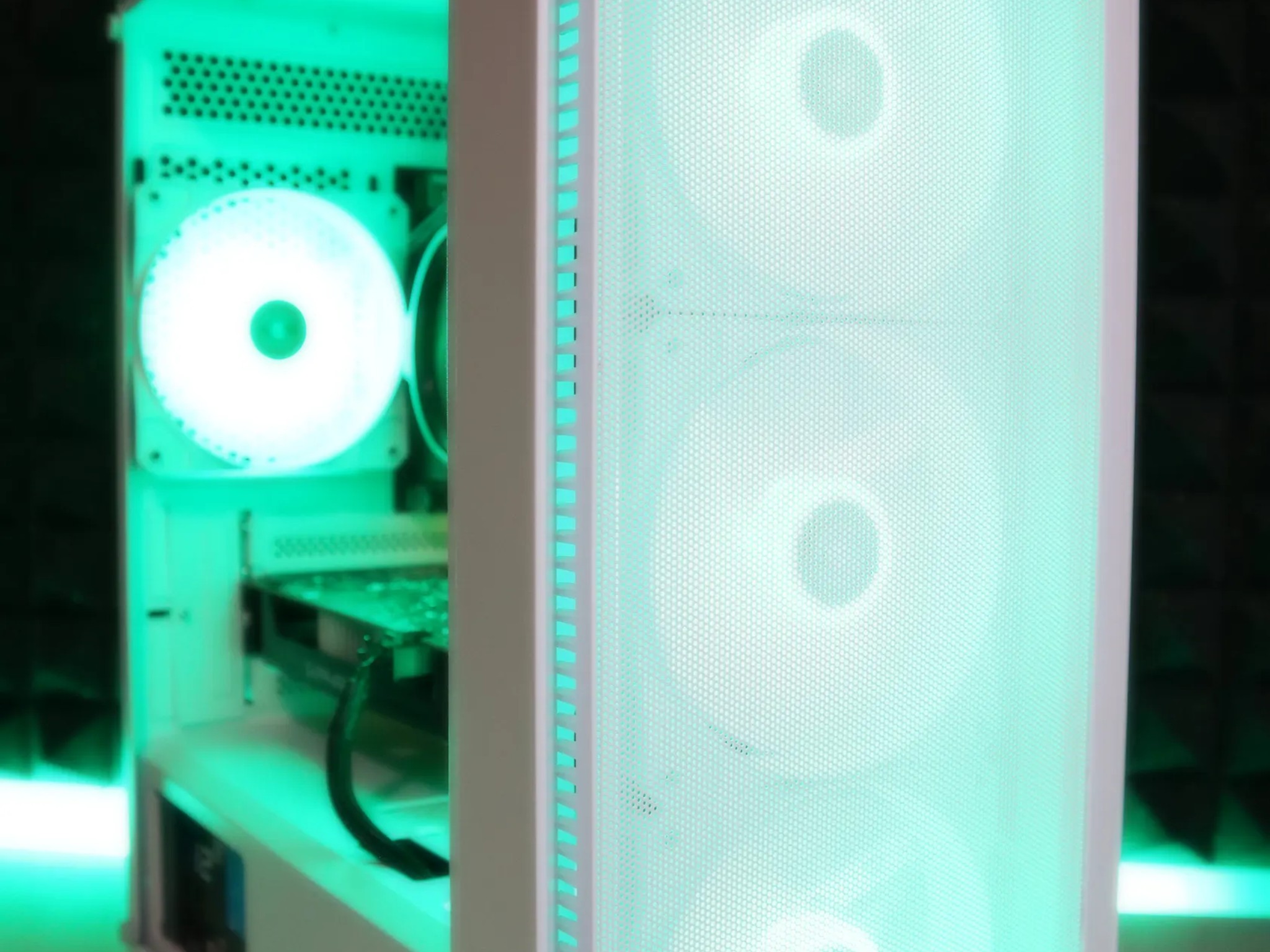 FB-AD  | Ryzen 3 2300X/RX 560 4GB Gaming PC