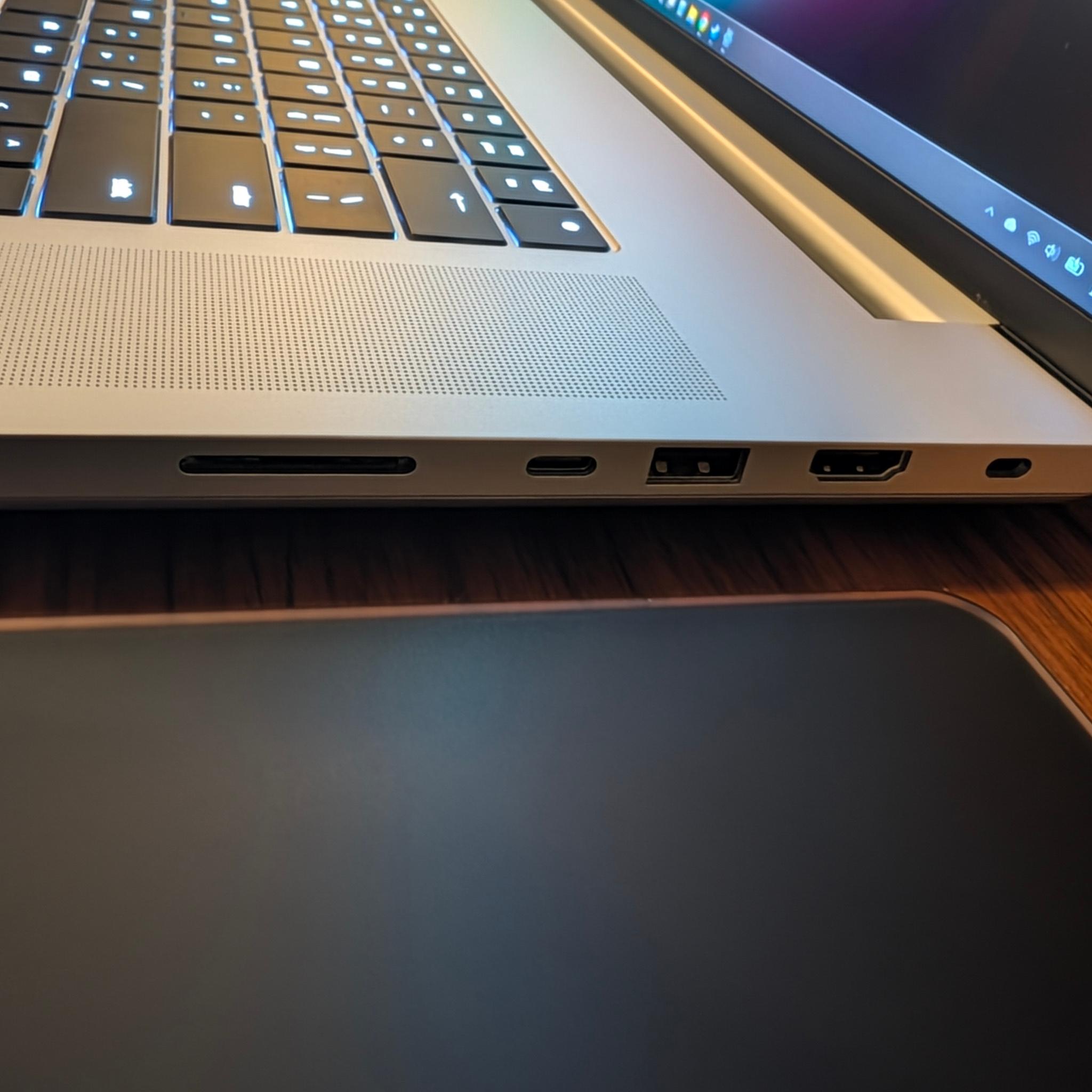Razer Blade 18 (2024) - RTX 4090 | i9-14900HX | 32GB RAM | 3TB SSD | 1600p 300Hz Mini-LED