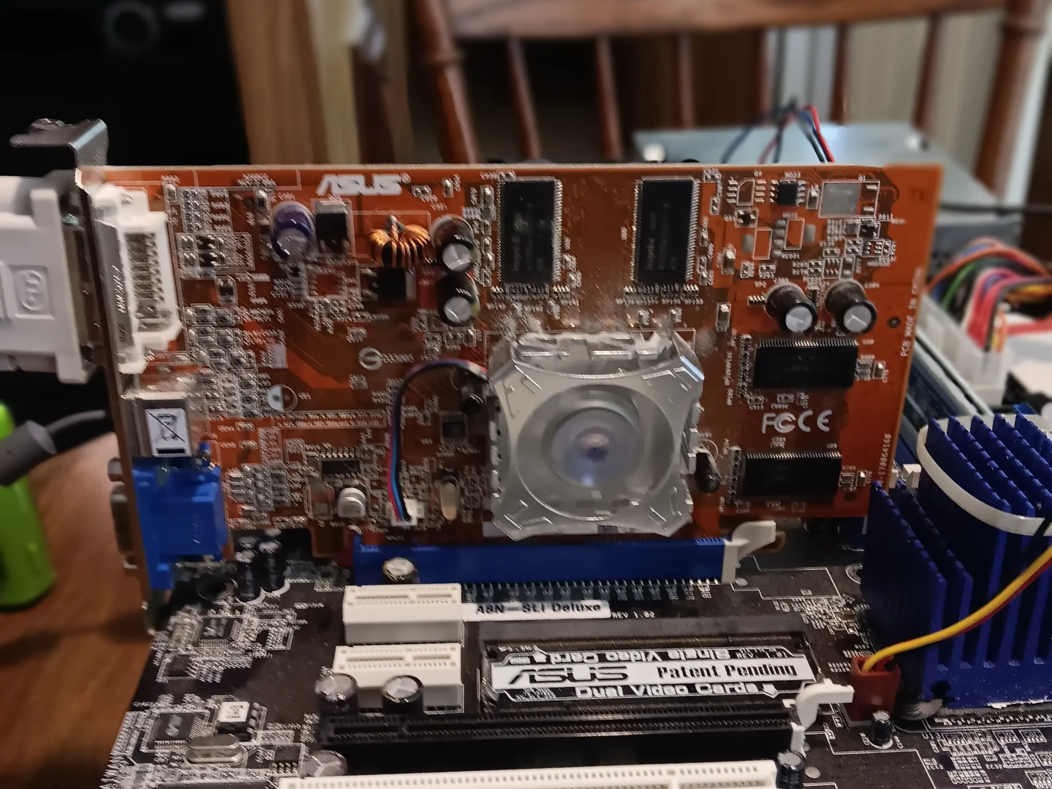 ASUS A8N-SLI Deluxe Athlon 64 X2 3800 Radeon X550 128MB 2GB RAM