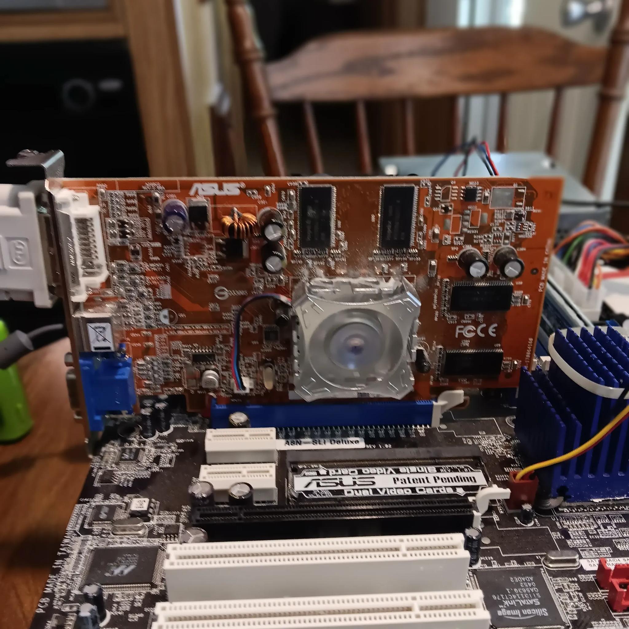 ASUS A8N-SLI Deluxe Athlon 64 X2 3800 Radeon X550 128MB 2GB RAM