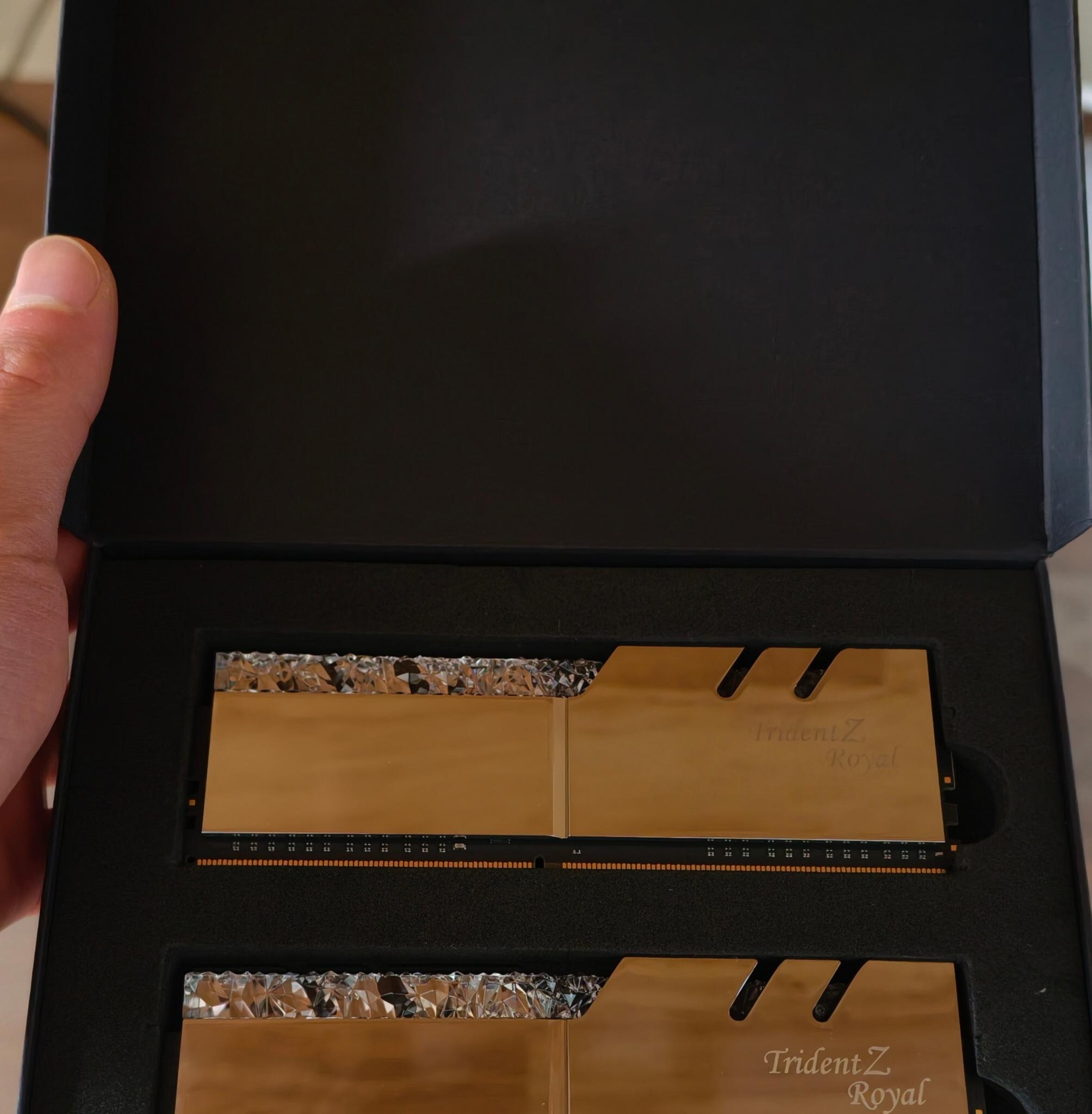 32GB (2x16GB) DDR4 4000MHz CL18 Trident Z Royal Silver (F4-4000C18D-32GTRS)
