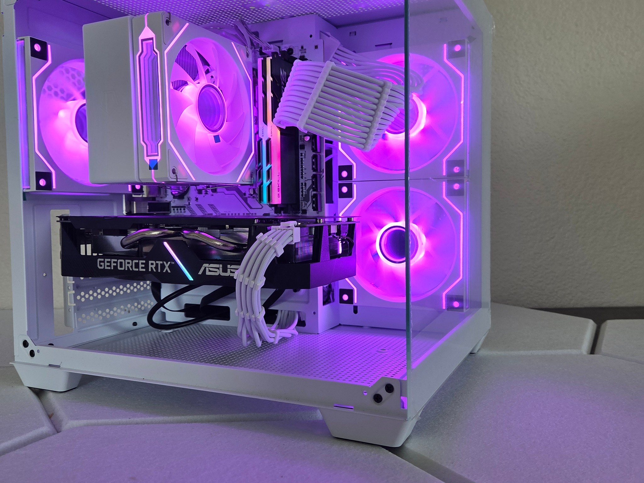❄️ Frost Neon Flow – RTX 2060 12GB Gaming PC 🤍