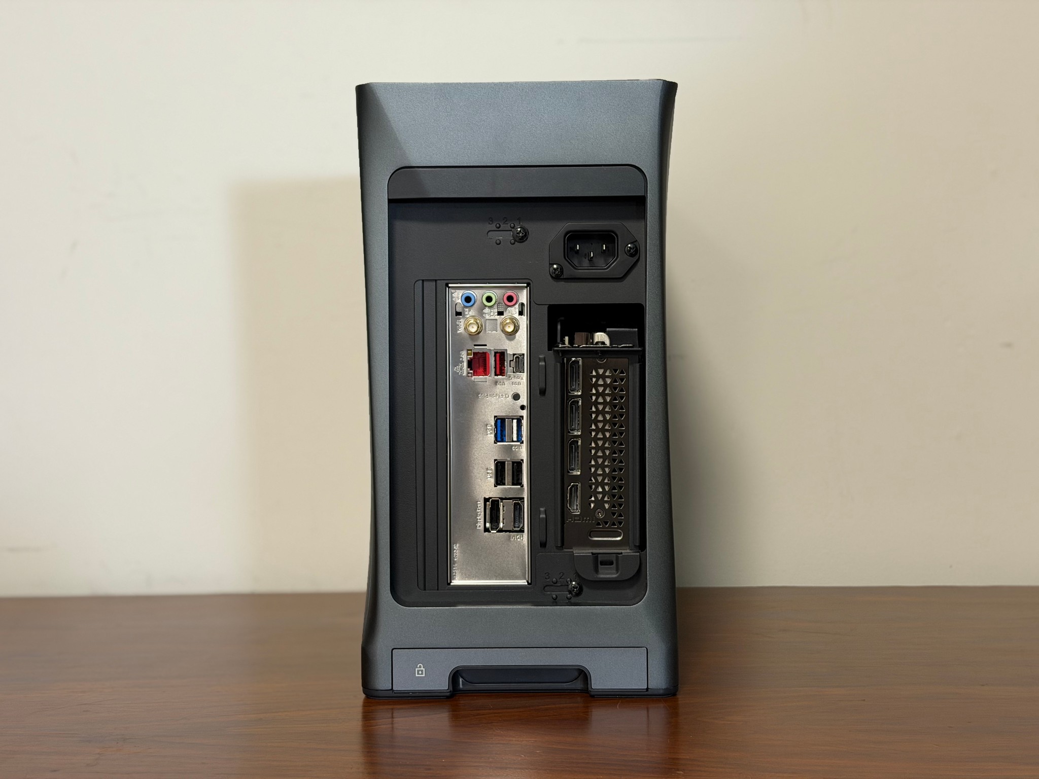 RTX 5070 | Ryzen 5 7600X | 16GB DDR5-6000 | A620I Mini-ITX | 1TB SSD | 700W SFF PSU