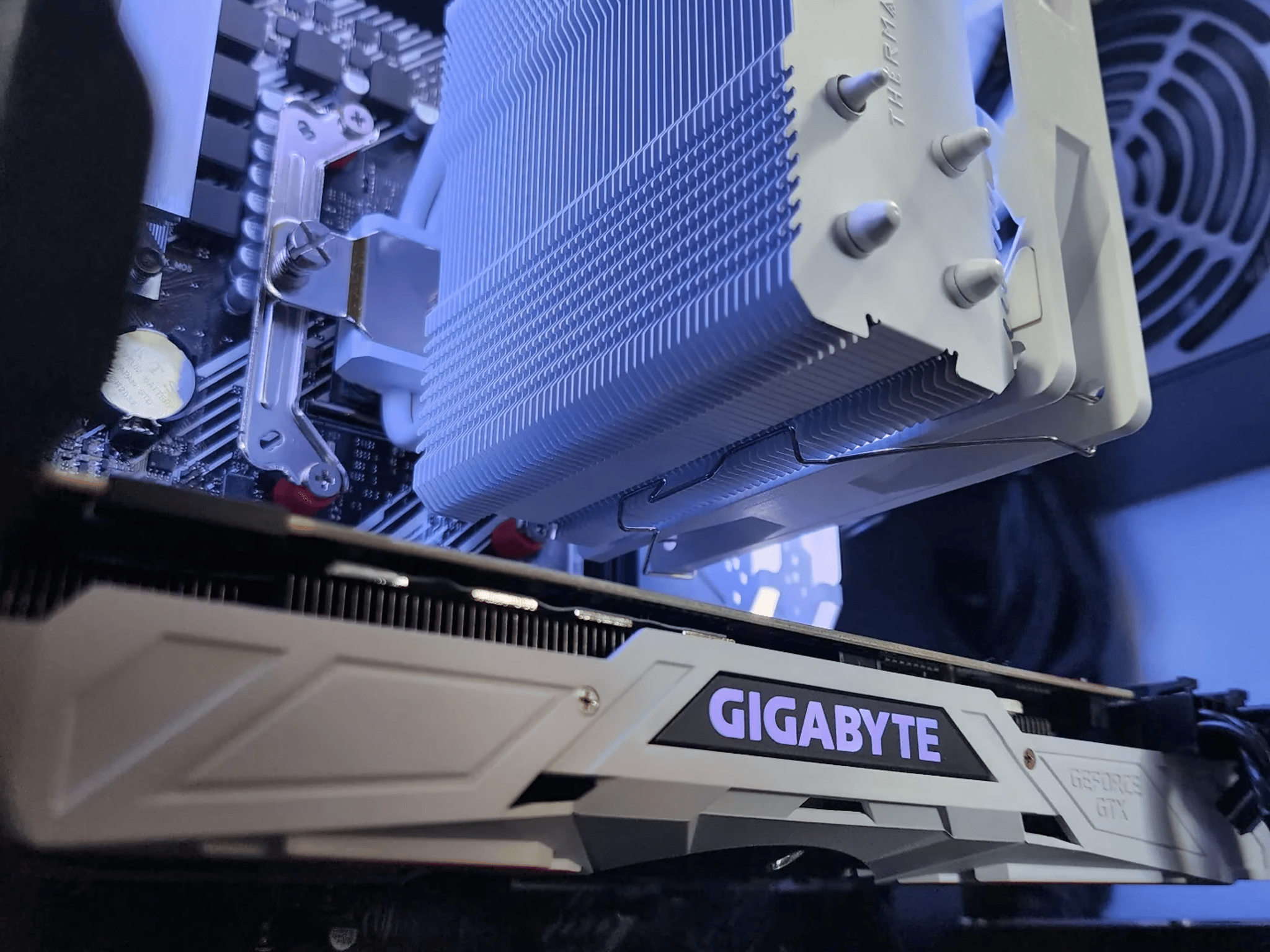 🤍🖤🤍 Gigabyte GeForce GTX 1080Ti 11GB // AMD Ryzen 7 2700X // Corsair Vengeance 16GB 2666MHz