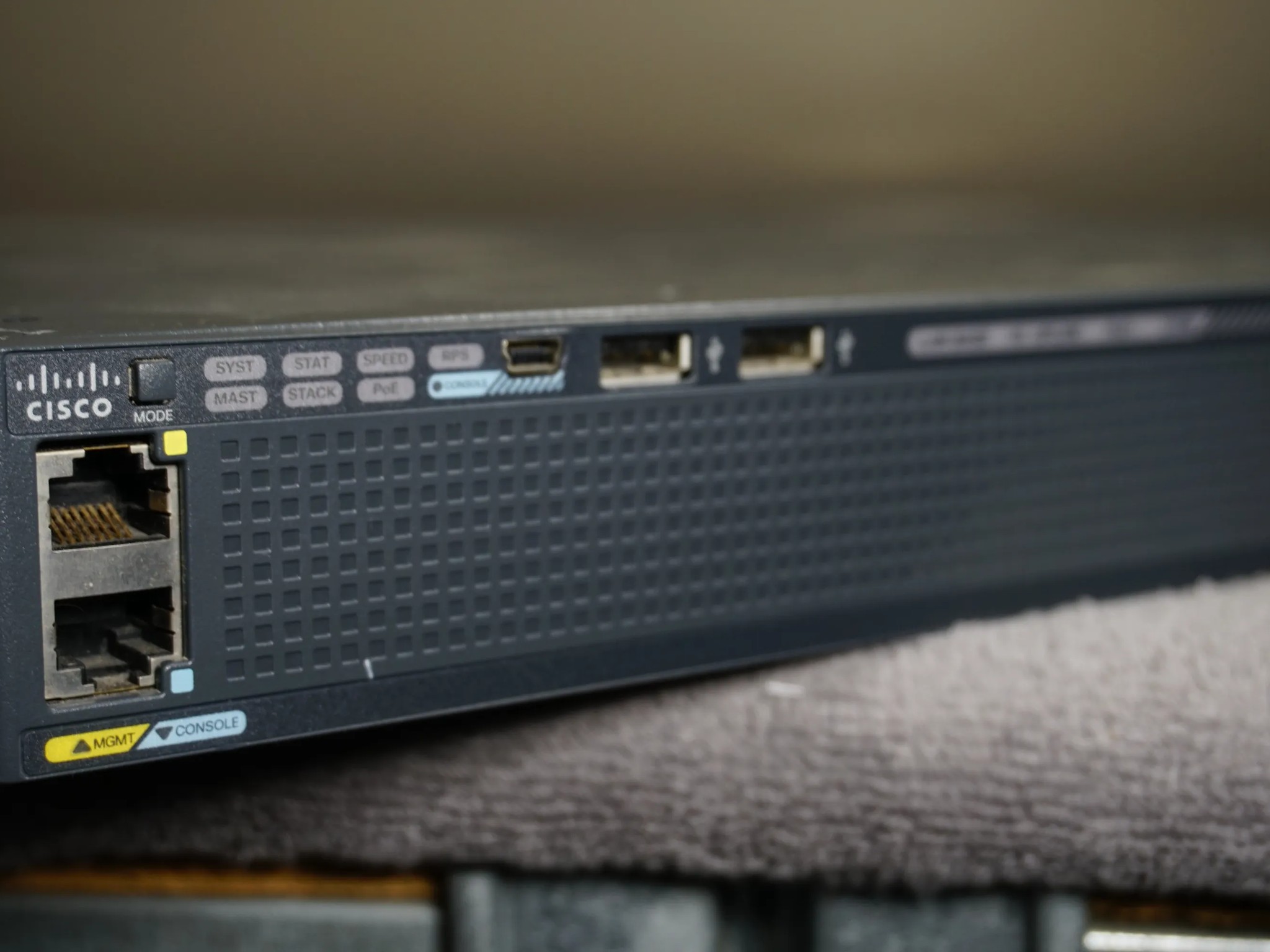 Cisco Catalyst 2960X (WS-C2960X-24PS-L) 24-Port Rack-Mountable Switch Managed