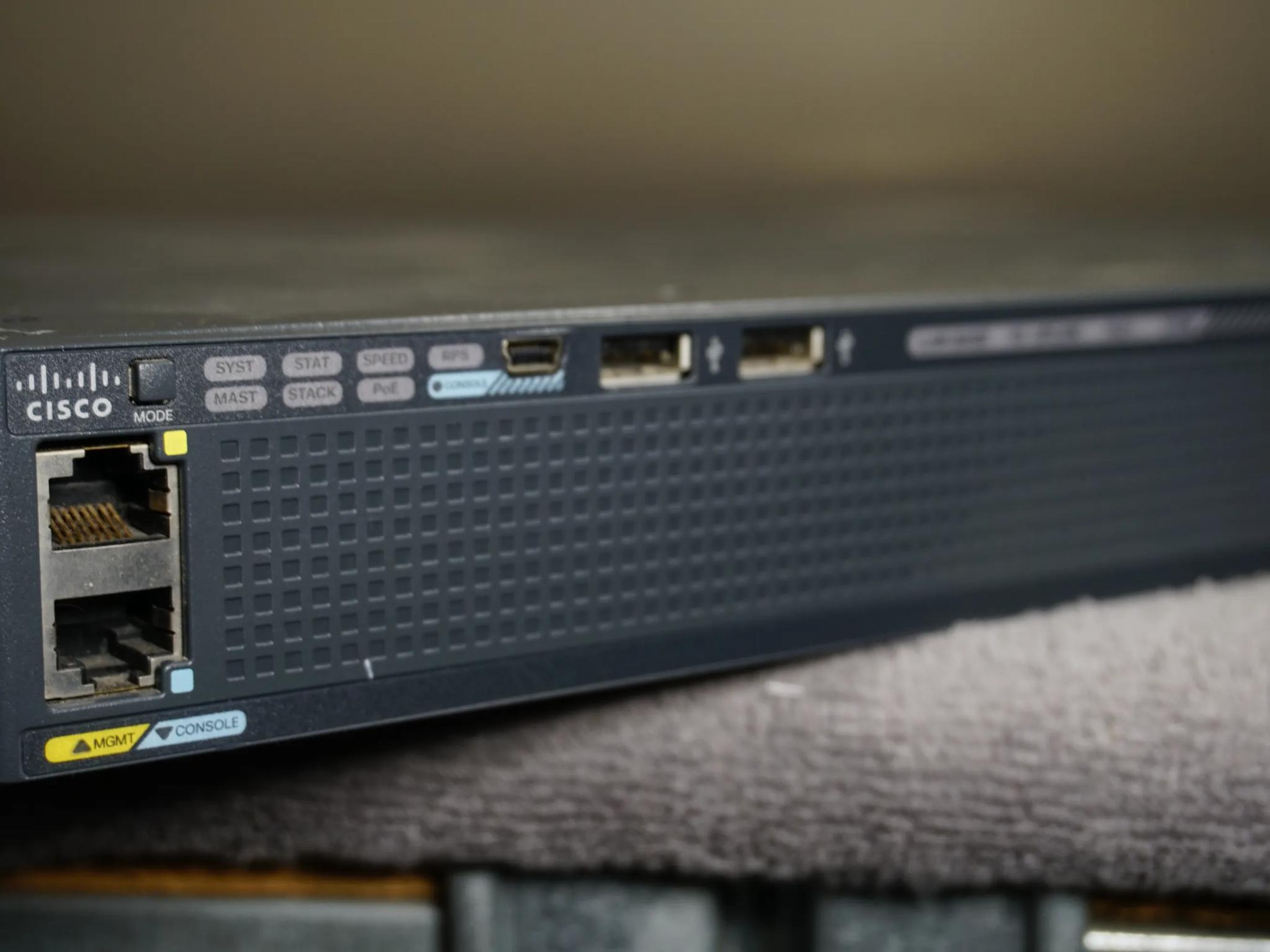 Cisco Catalyst 2960X (WS-C2960X-24PS-L) 24-Port Rack-Mountable Switch Managed