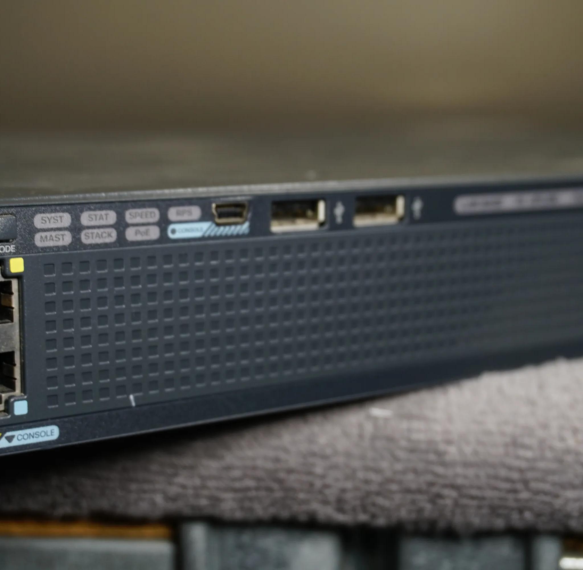 Cisco Catalyst 2960X (WS-C2960X-24PS-L) 24-Port Rack-Mountable Switch Managed