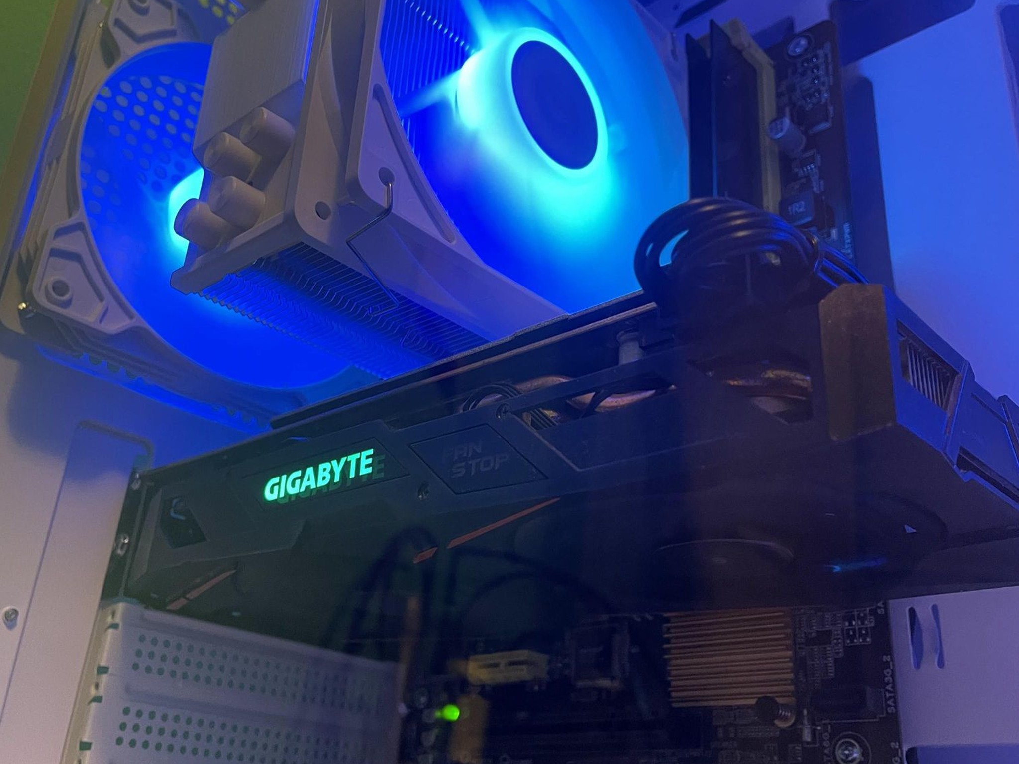 Custom White Glass Gaming PC | Intel i7 / AMD RX580 / 8GB / 1.1TB Win 11 Pro + Wi-Fi