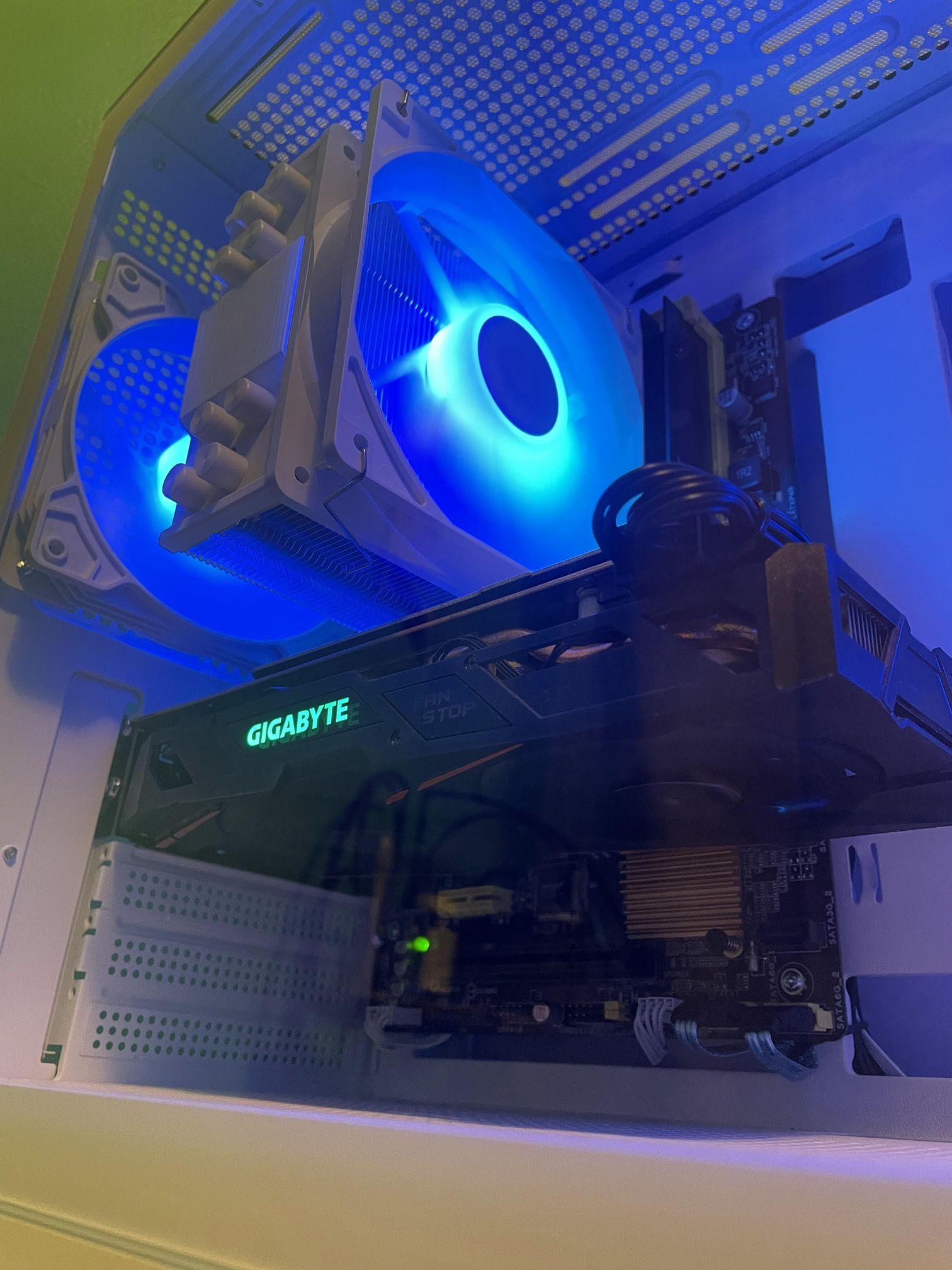 Custom White Glass Gaming PC | Intel i7 / AMD RX580 / 8GB / 1.1TB Win 11 Pro + Wi-Fi