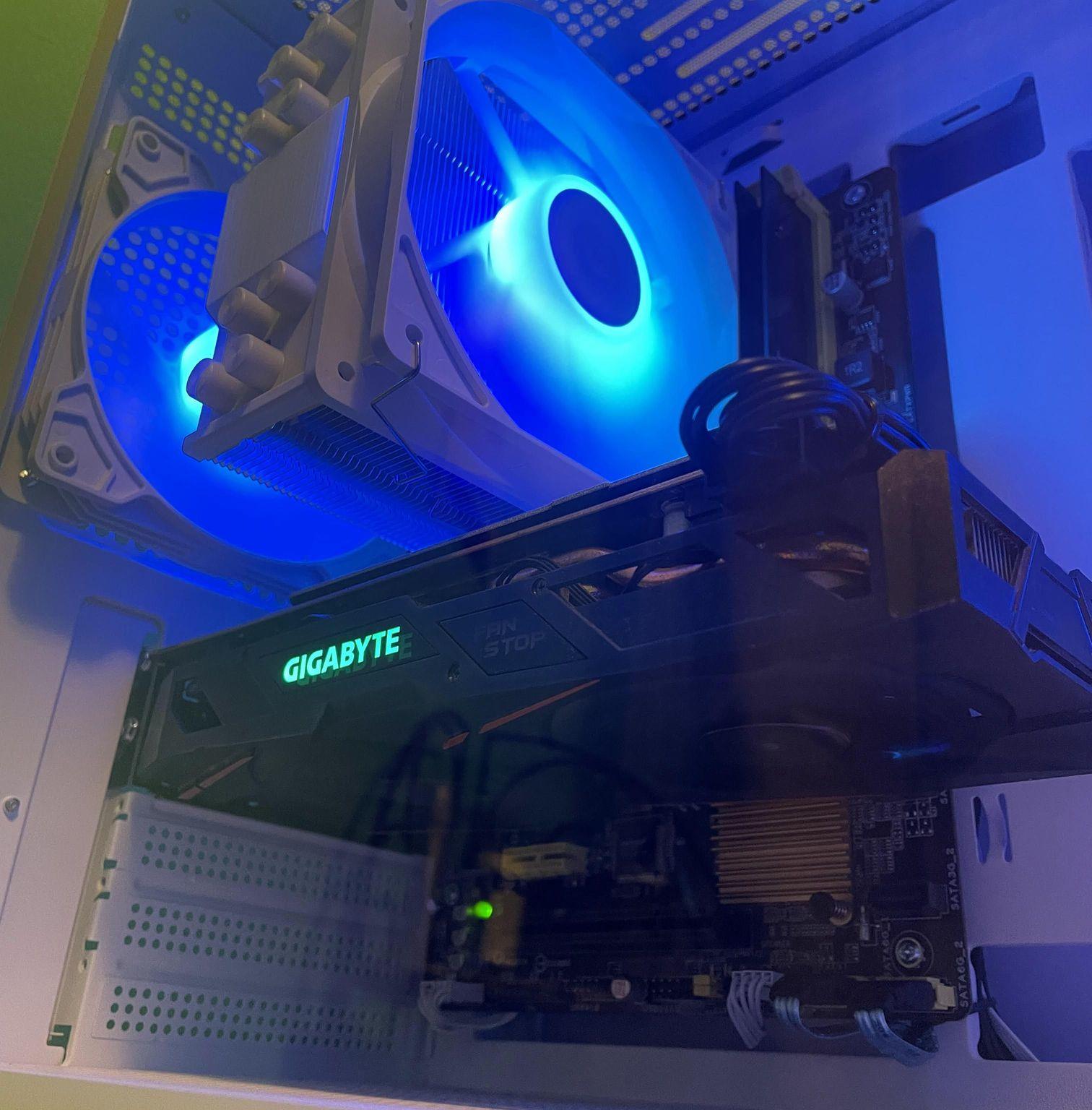 Custom White Glass Gaming PC | Intel i7 / AMD RX580 / 8GB / 1.1TB Win 11 Pro + Wi-Fi