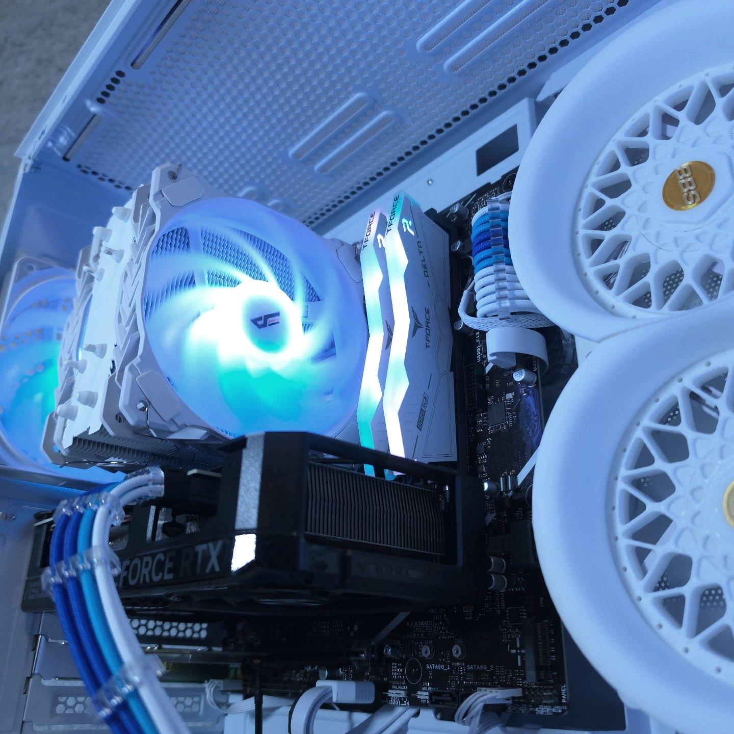 ASUS RTX 4070 💙 Core i7 14700F