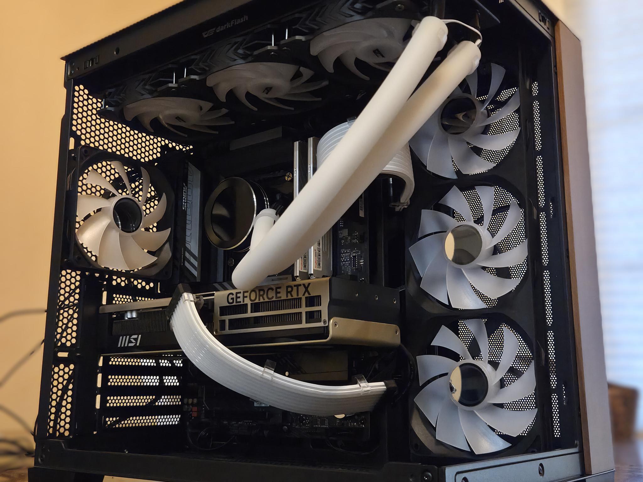 The Sentinel! 🛡️– Core Ultra 7 265KF • RTX 5070 Ti • 32GB DDR5 • 2TB NVMe • Temp Display