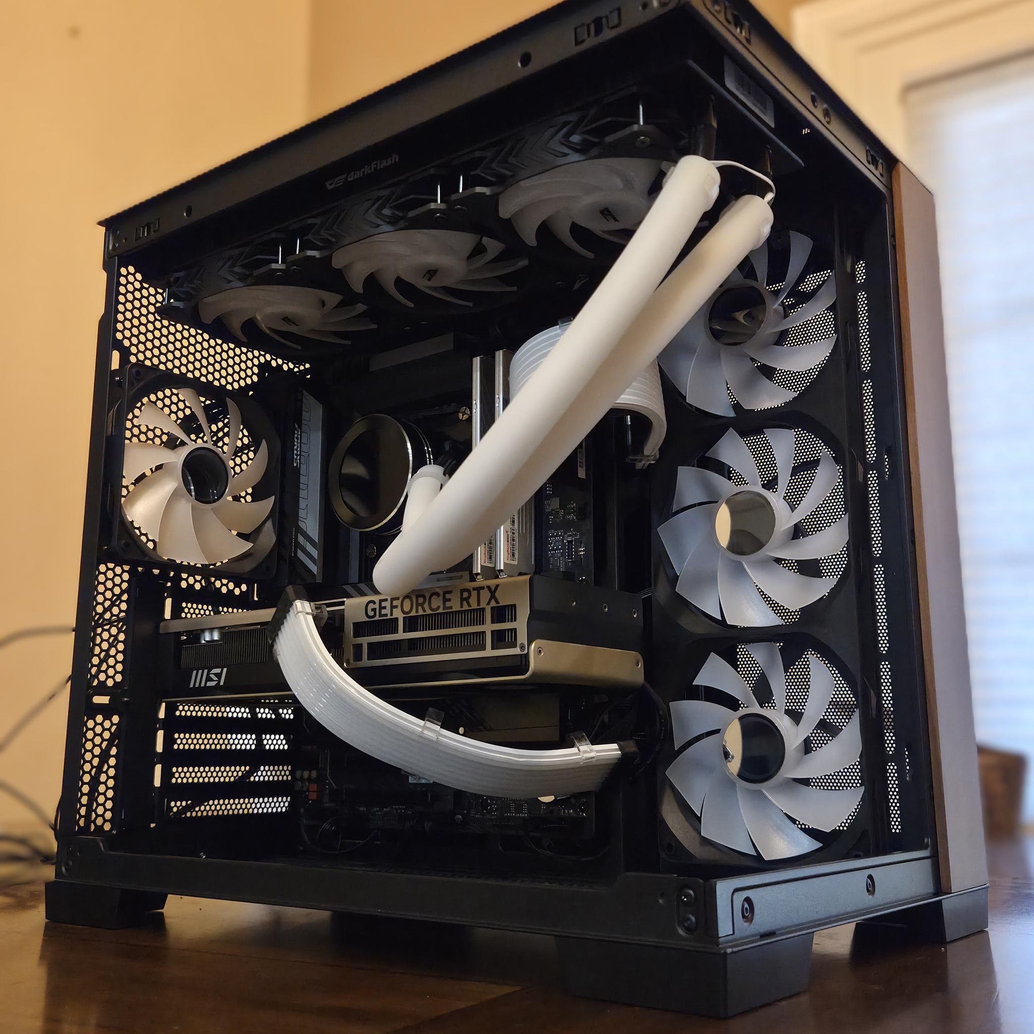 The Sentinel! 🛡️– Core Ultra 7 265KF • RTX 5070 Ti • 32GB DDR5 • 2TB NVMe • Temp Display