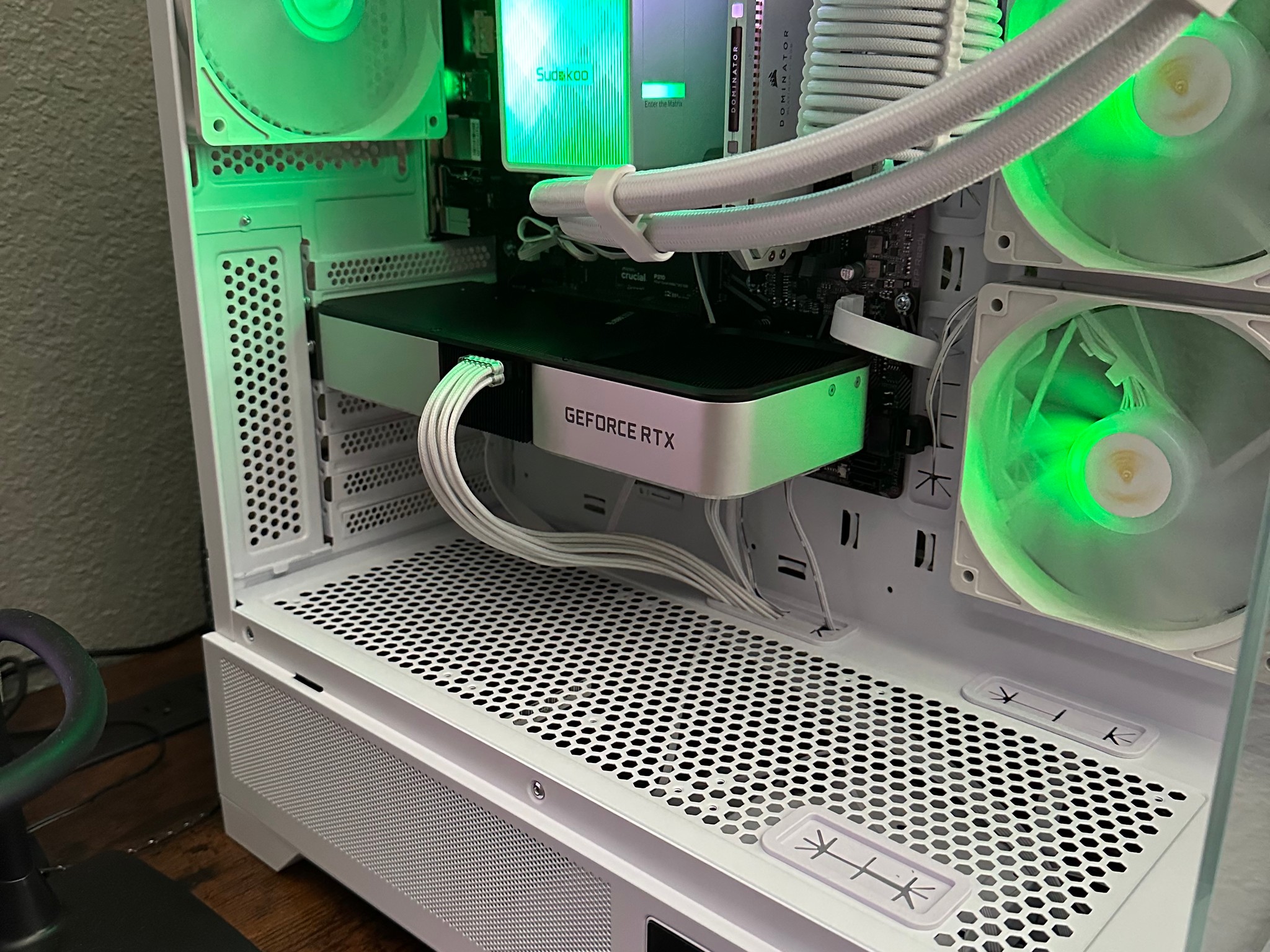 VERY NICE WHITE GAMING PC