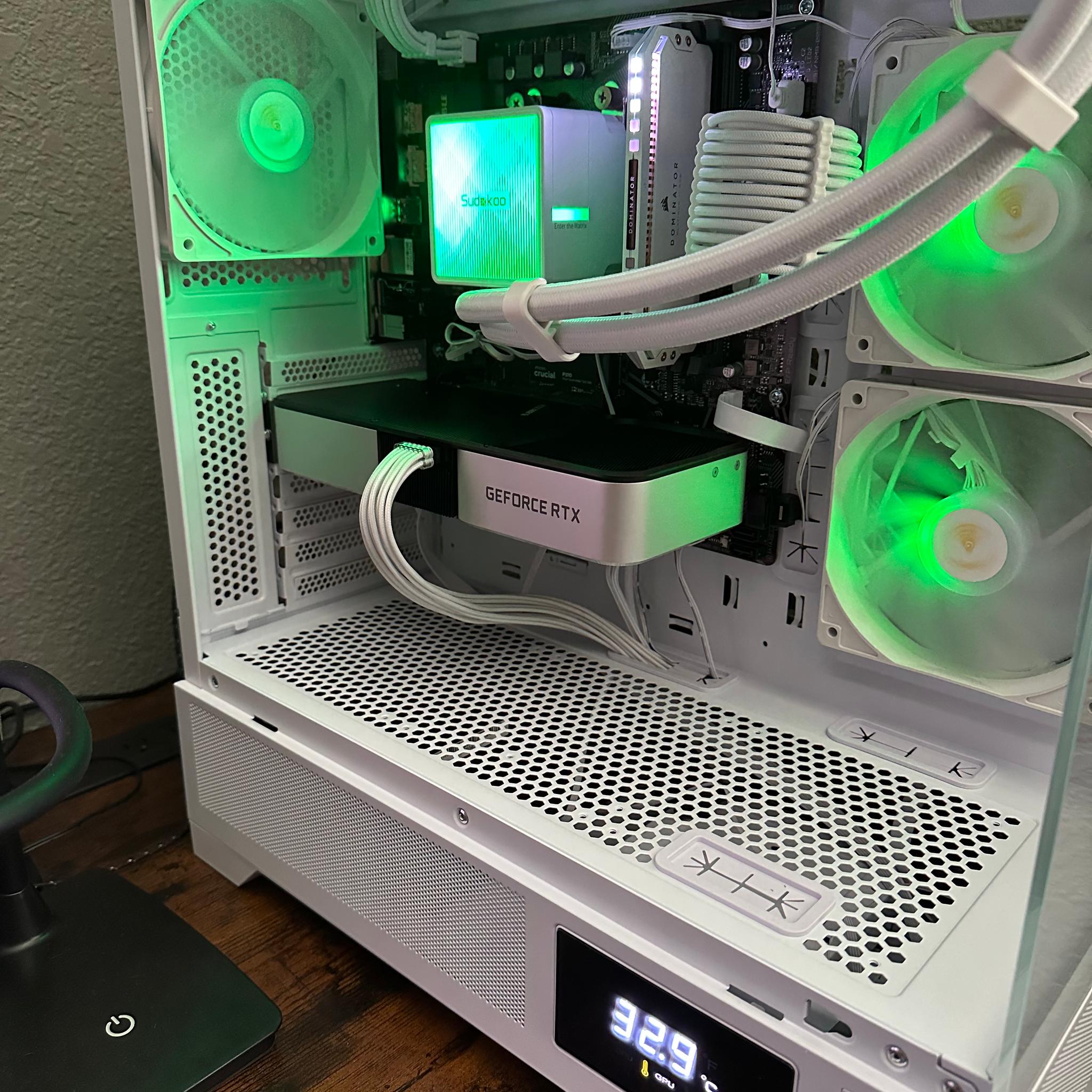 VERY NICE WHITE GAMING PC