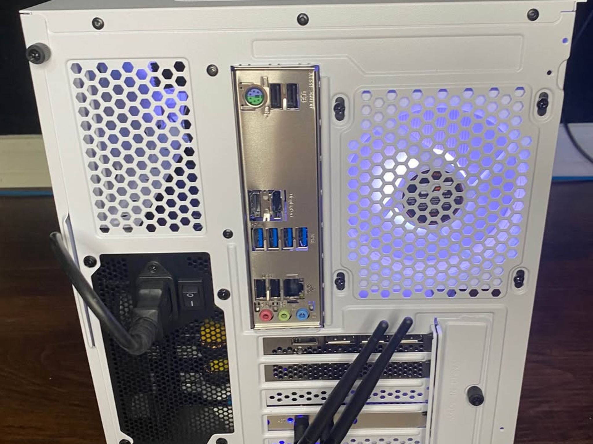 White Gaming PC (RTX 3070 8GB + AMD Ryzen 5 5500 + 16GB DDR4 + SSD)