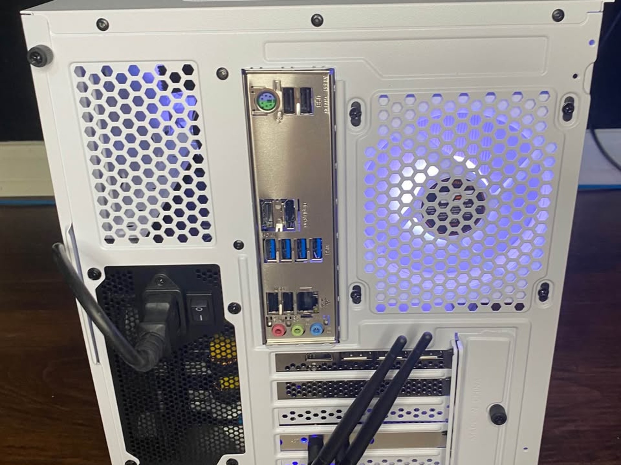 White Gaming PC (RTX 3070 8GB + AMD Ryzen 5 5500 + 16GB DDR4 + SSD)