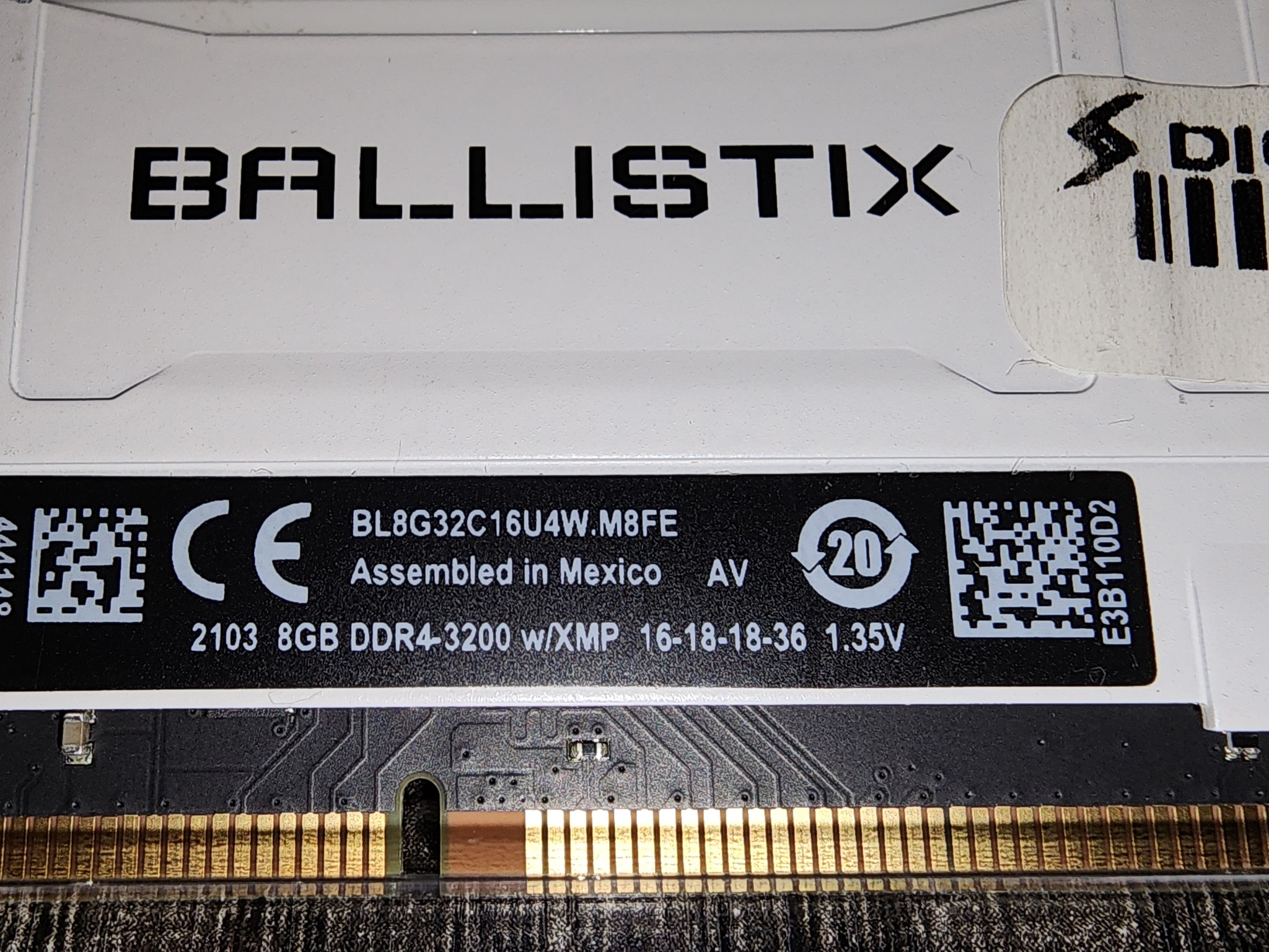 Crucial Ballistix 16 GB (2 x 8 GB) DDR4-3200 - White