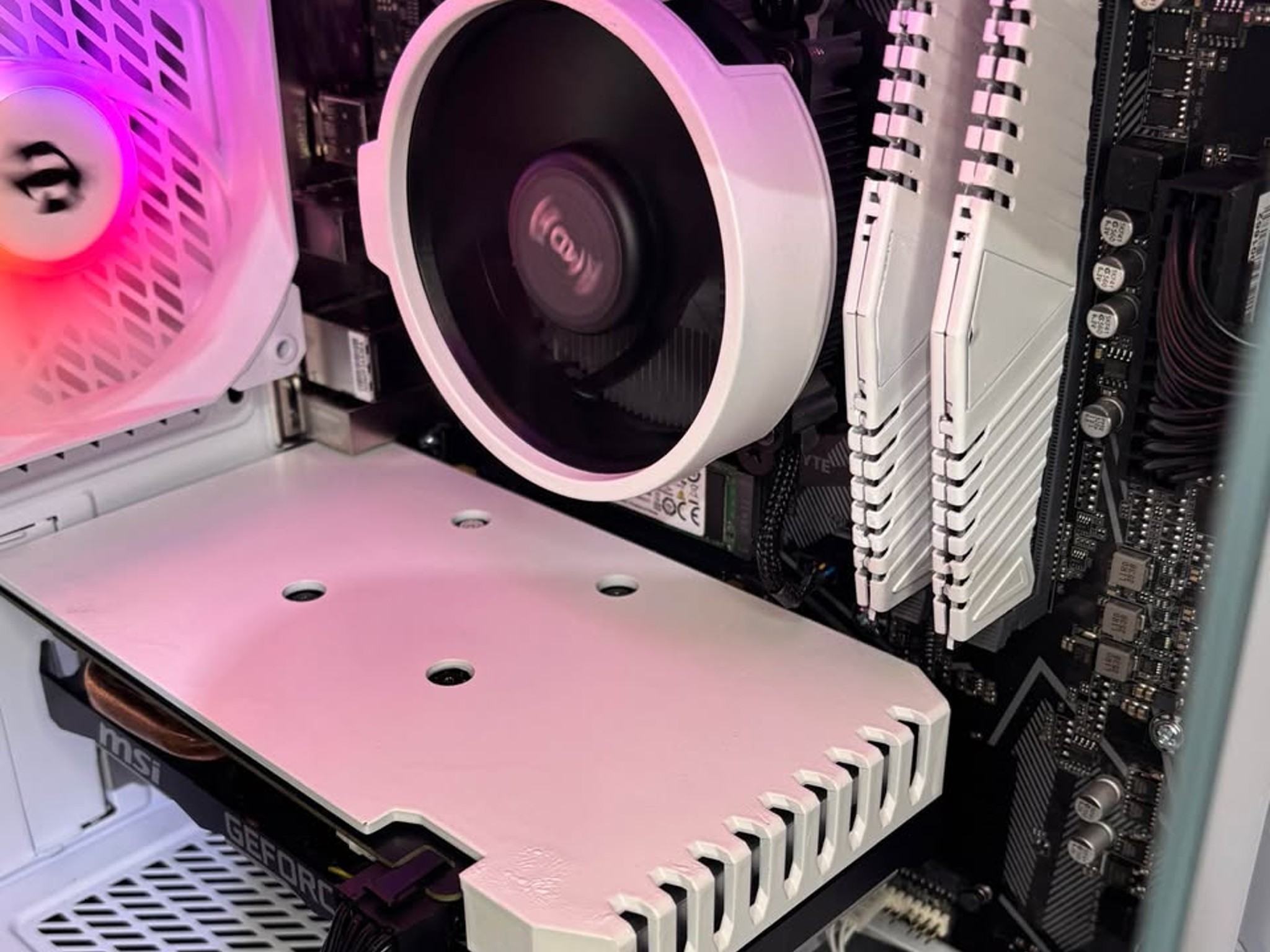 White Gaming PC (GTX 1660 6B + AMD Ryzen 5 3600 + 16GB DDR4 + SSD)