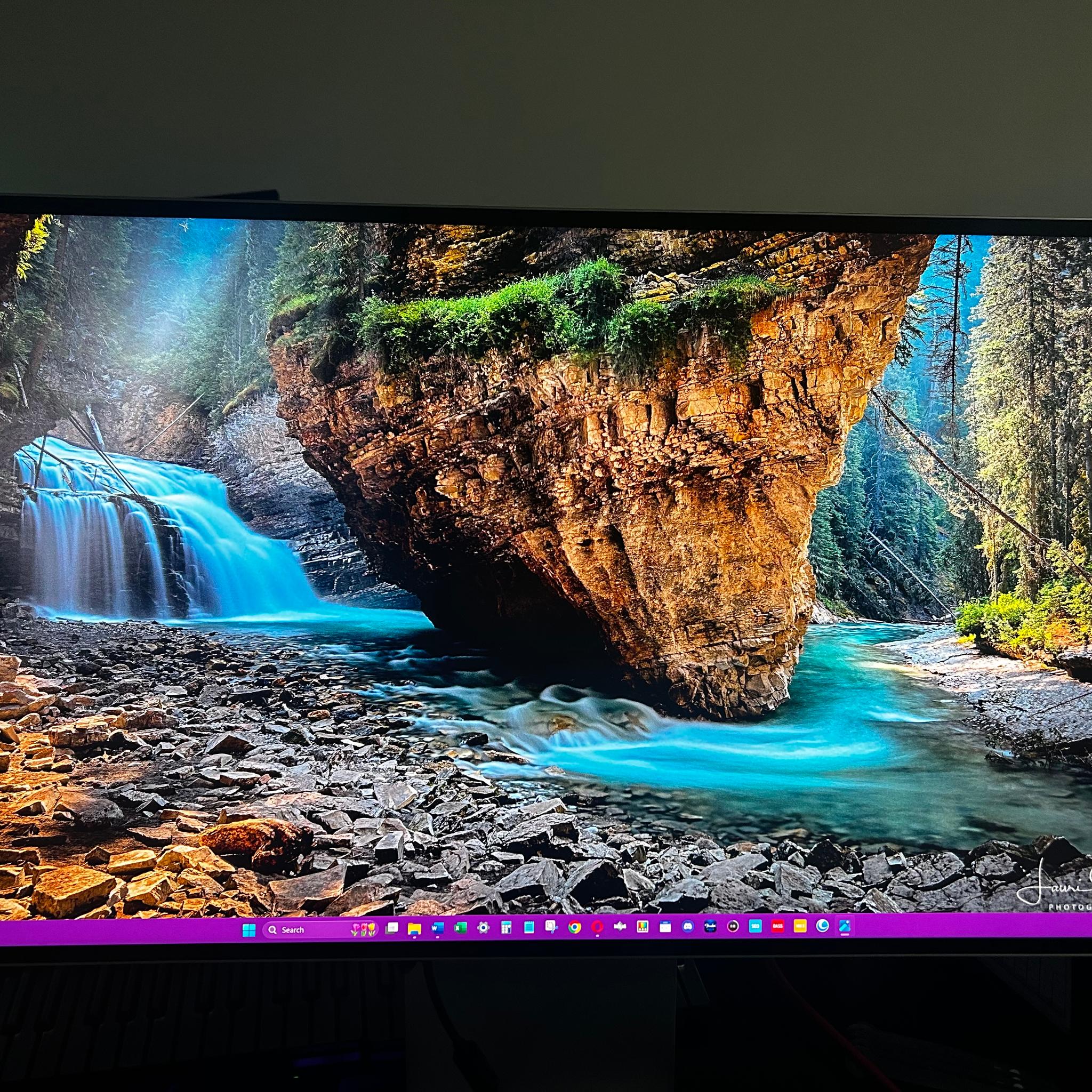 NEW Open Box - LG UltraFine Evo 32” 6K (6144 x 3456) LED Monitor – Only 37hrs Powered On