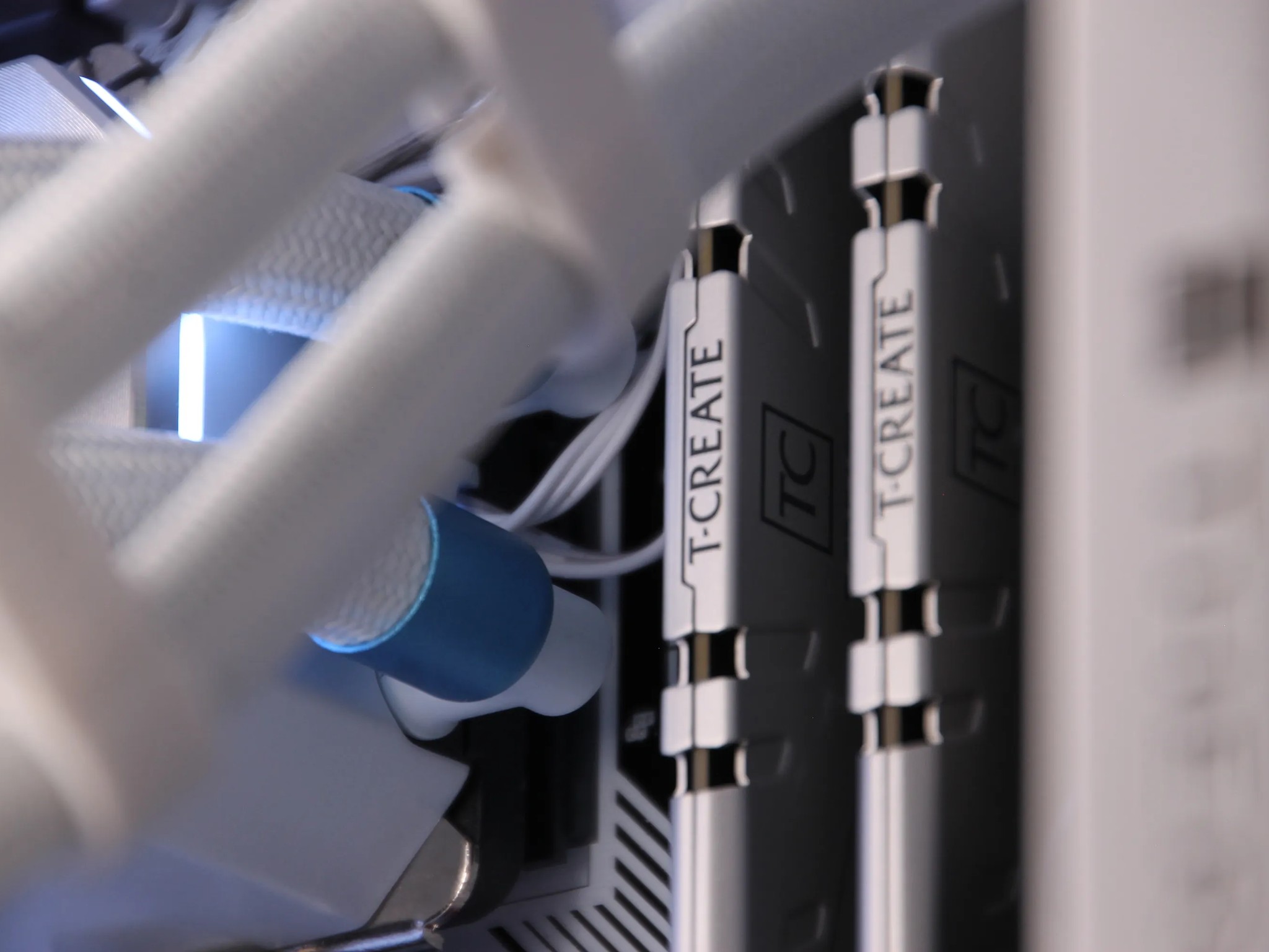 𝙄𝘾𝙀𝙀 // Ryzen 7 3700X, RTX 3070 // Mid-range Gaming PC