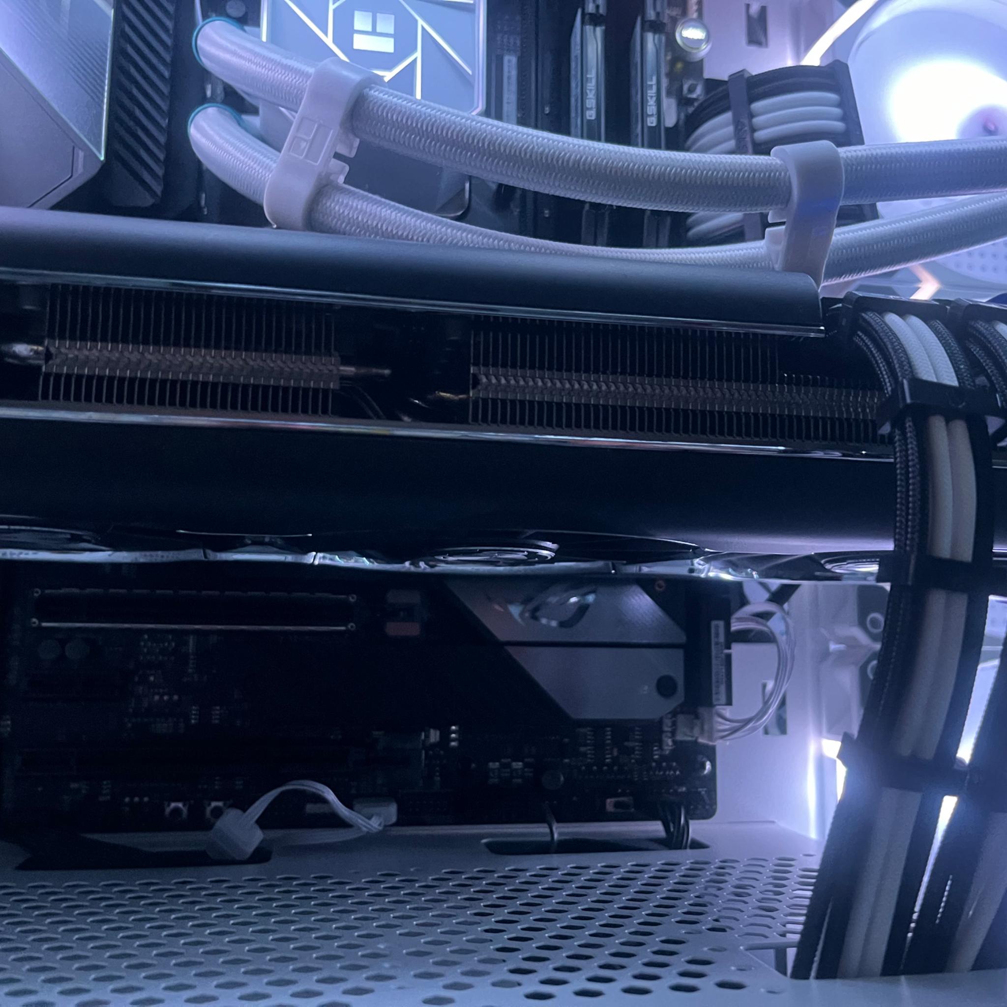Black and white Gaming PC! Ryzen 7 5800X 8-core! Radeon 5700XT Ultra thicc III, 1440 beast
