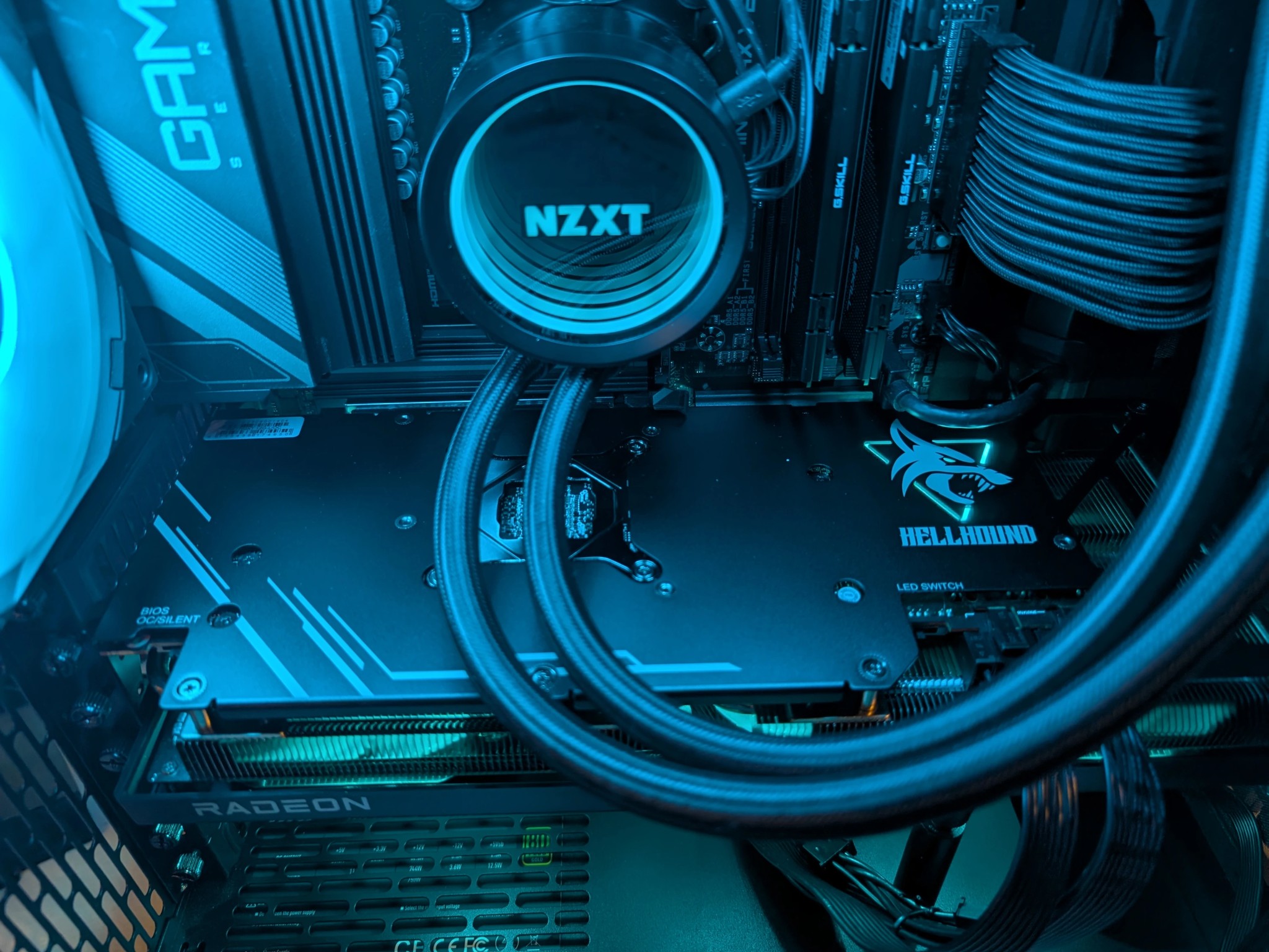 Fractal North Wood Gaming RGB PC - Ryzen 5 7600X / Radeon RX 7700XT 12GB / 32GB DDR5 / 2TB SSD / AIO