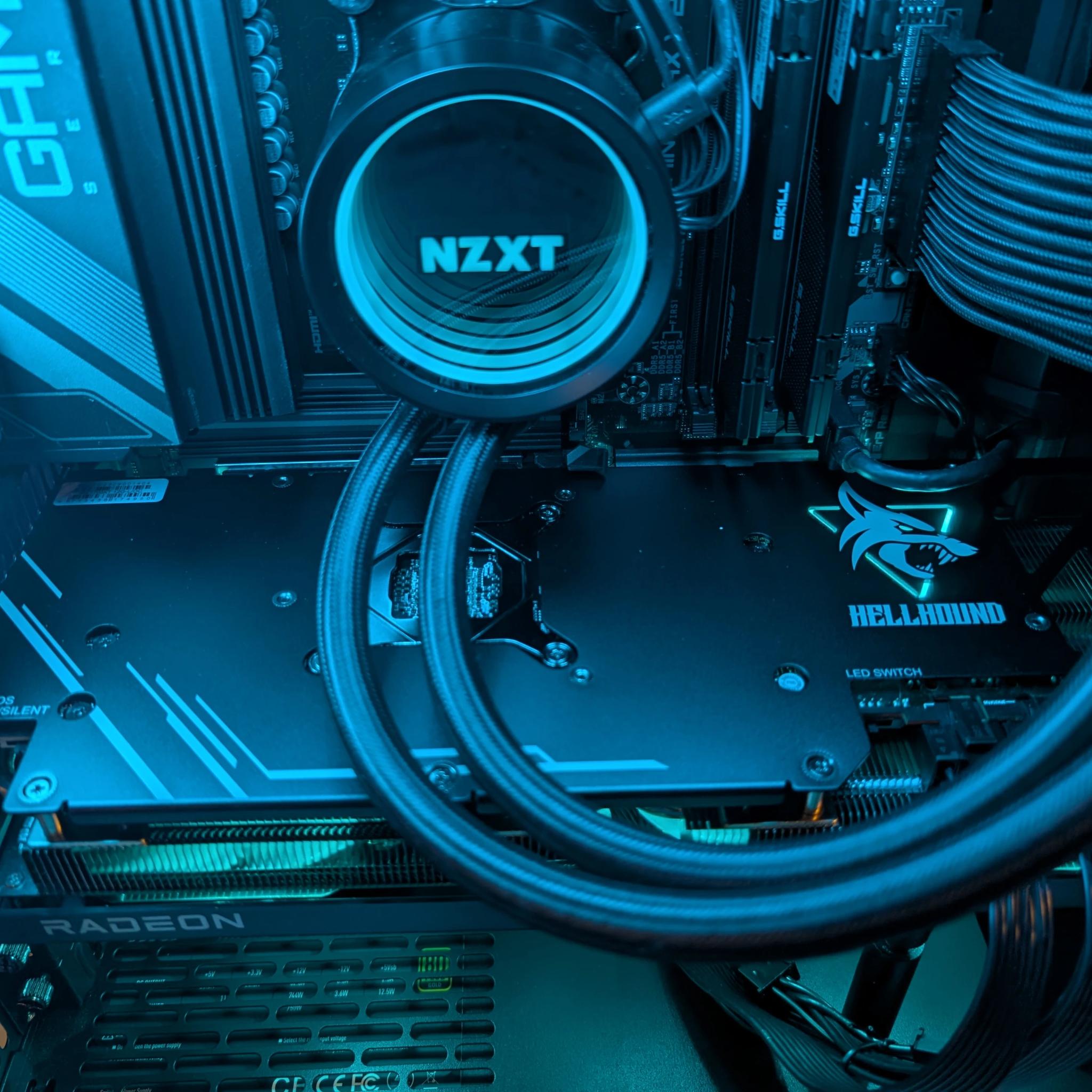 Fractal North Wood Gaming RGB PC - Ryzen 5 7600X / Radeon RX 7700XT 12GB / 32GB DDR5 / 2TB SSD / AIO