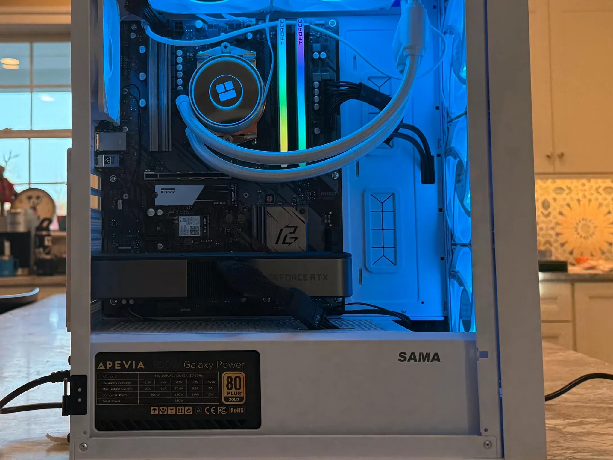 Iced Yeti         [ GeForce RTX 3070,   Ryzen 5 5600x,  1TB SSD,  32GB DDR4,   850W