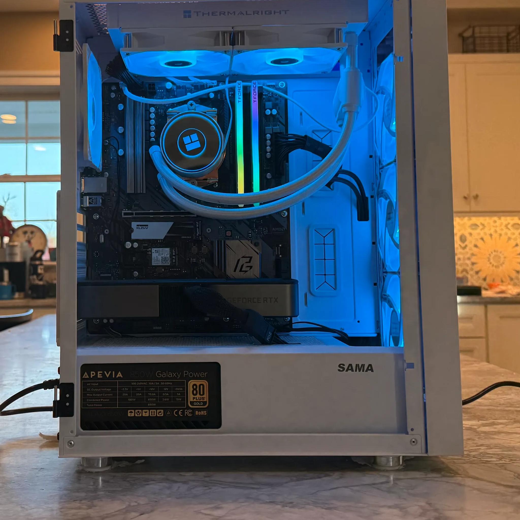 Iced Yeti         [ GeForce RTX 3070,   Ryzen 5 5600x,  1TB SSD,  32GB DDR4,   850W