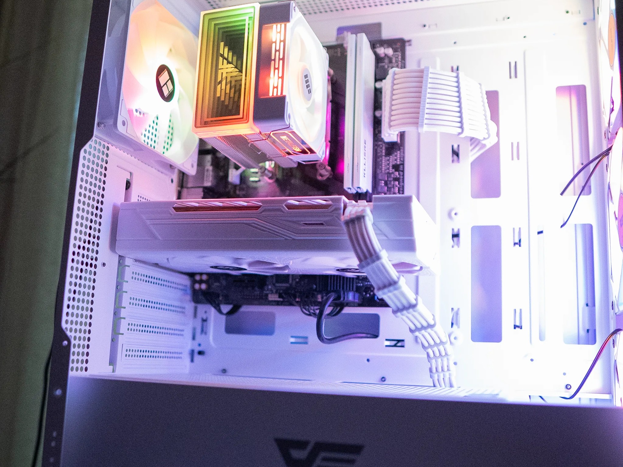 🍬🌨 | RX 580 8GB | RYZEN 5 1500X | 16GB DDR4 RAM | 1TB NVME SSD | Arctic Candy