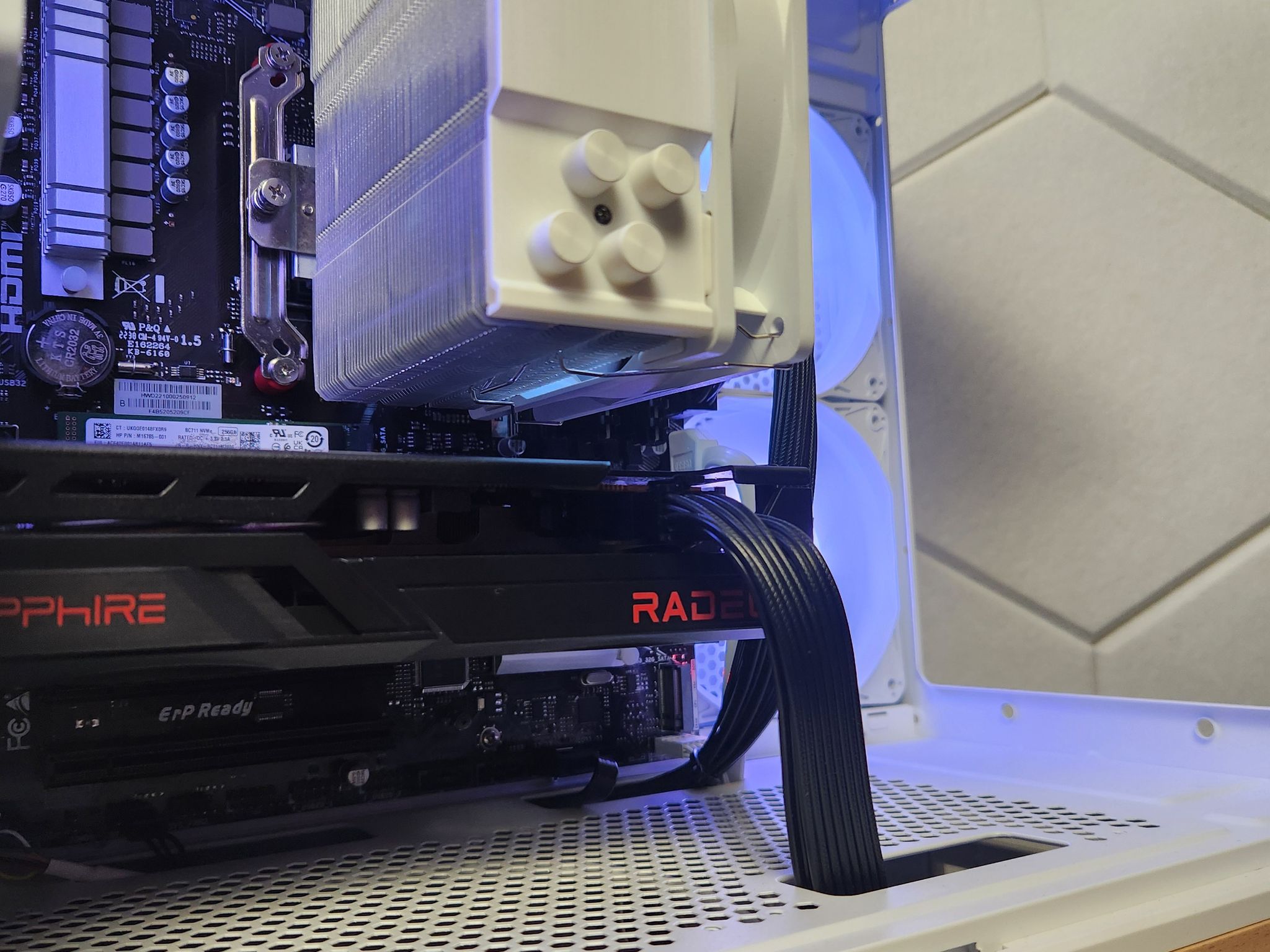 RX 6600 | Ryzen 5 5500 | 16GB DDR4 | 256GB SSD + 1TB HDD | WIFI+BT | Win 11 Home "Ice Cap"